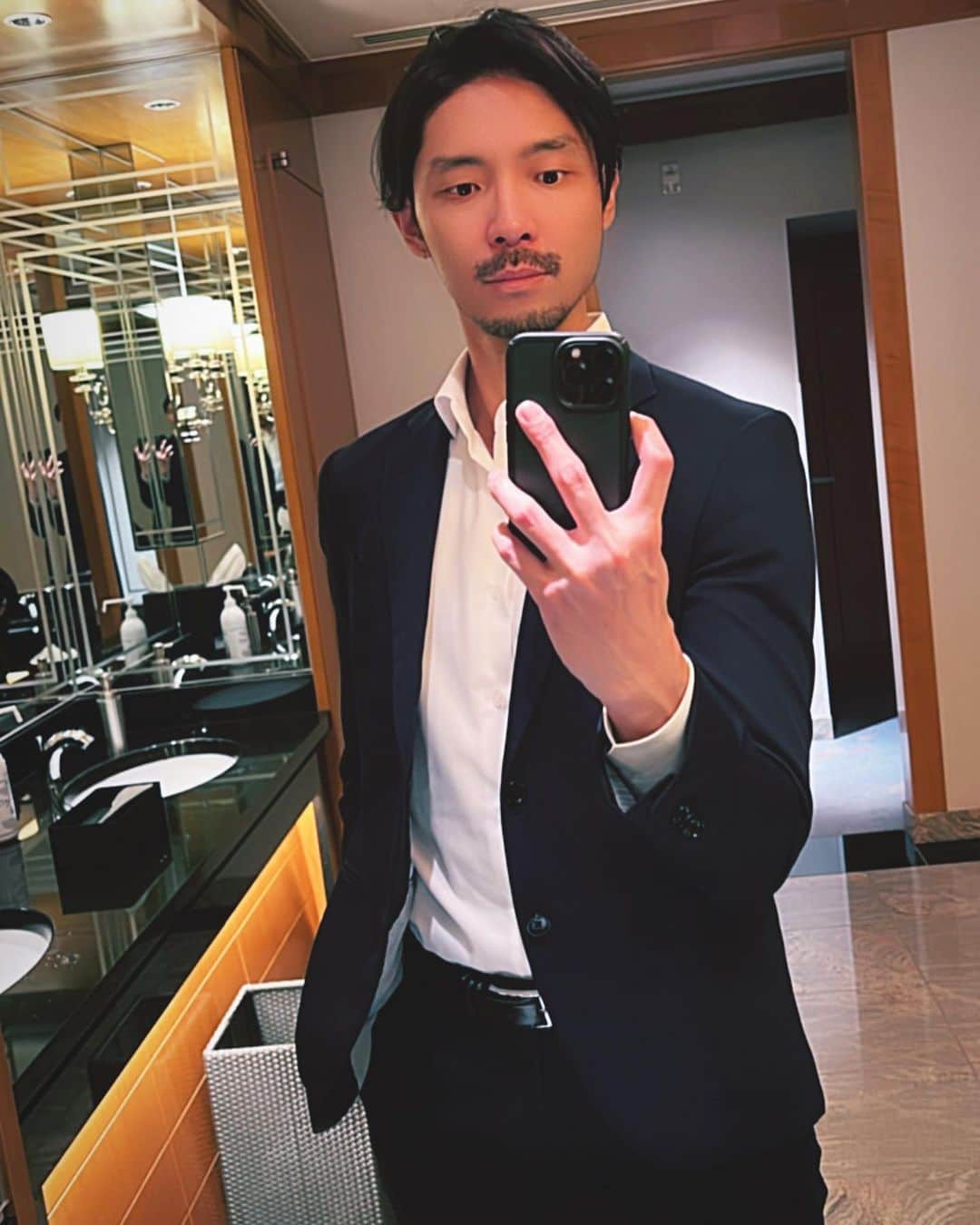 下山裕貴さんのインスタグラム写真 - (下山裕貴Instagram)「Suited up for special occasions.  #congratsbro #suitup #suitstyle #restroomselfie #canbeniceatRitz #稀な #スーツスタイル #オーダースーツ」7月1日 0時10分 - russell_shimoyama