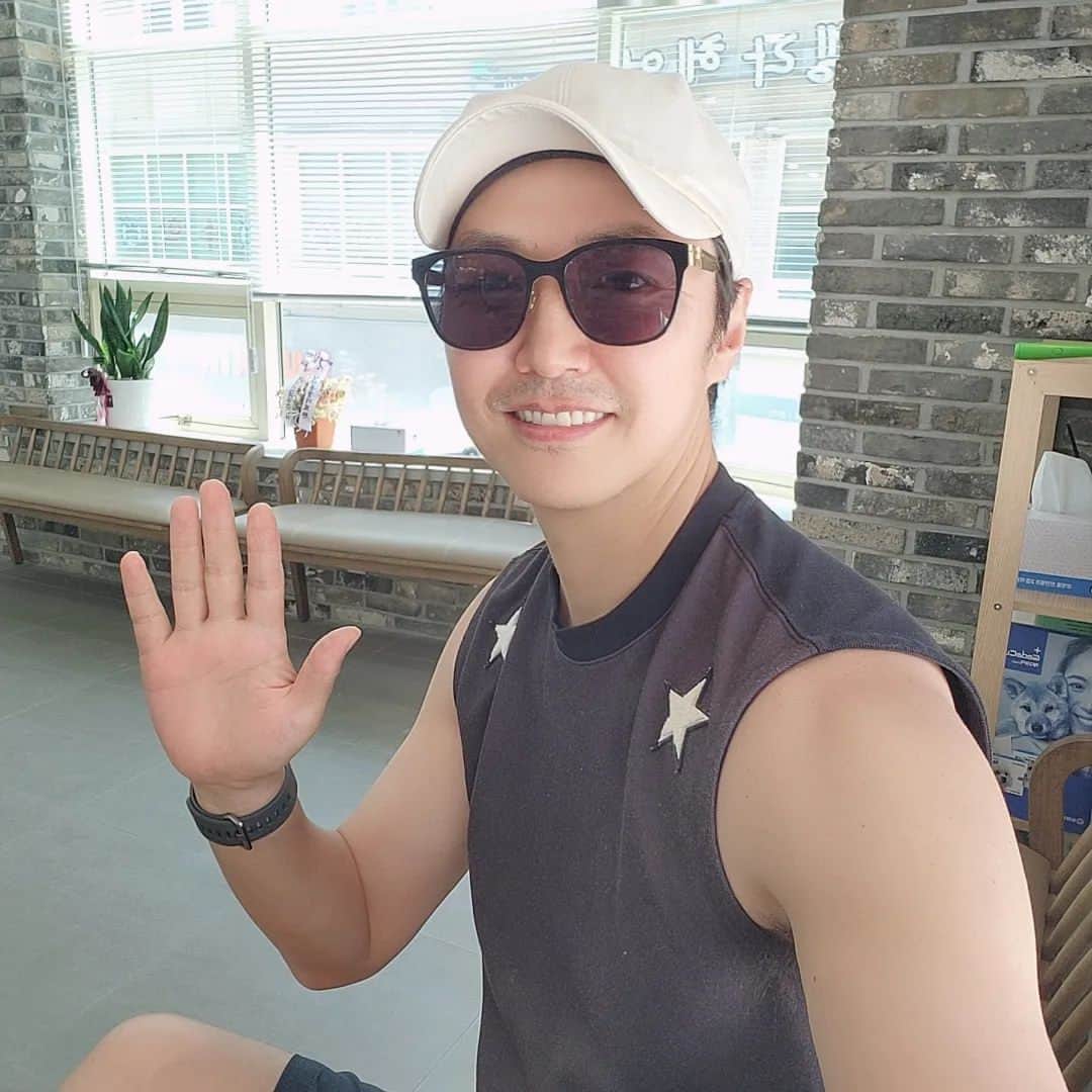 ユン・サンヒョンのインスタグラム：「기다리던 해가 반짝!  ㅎㅎ」