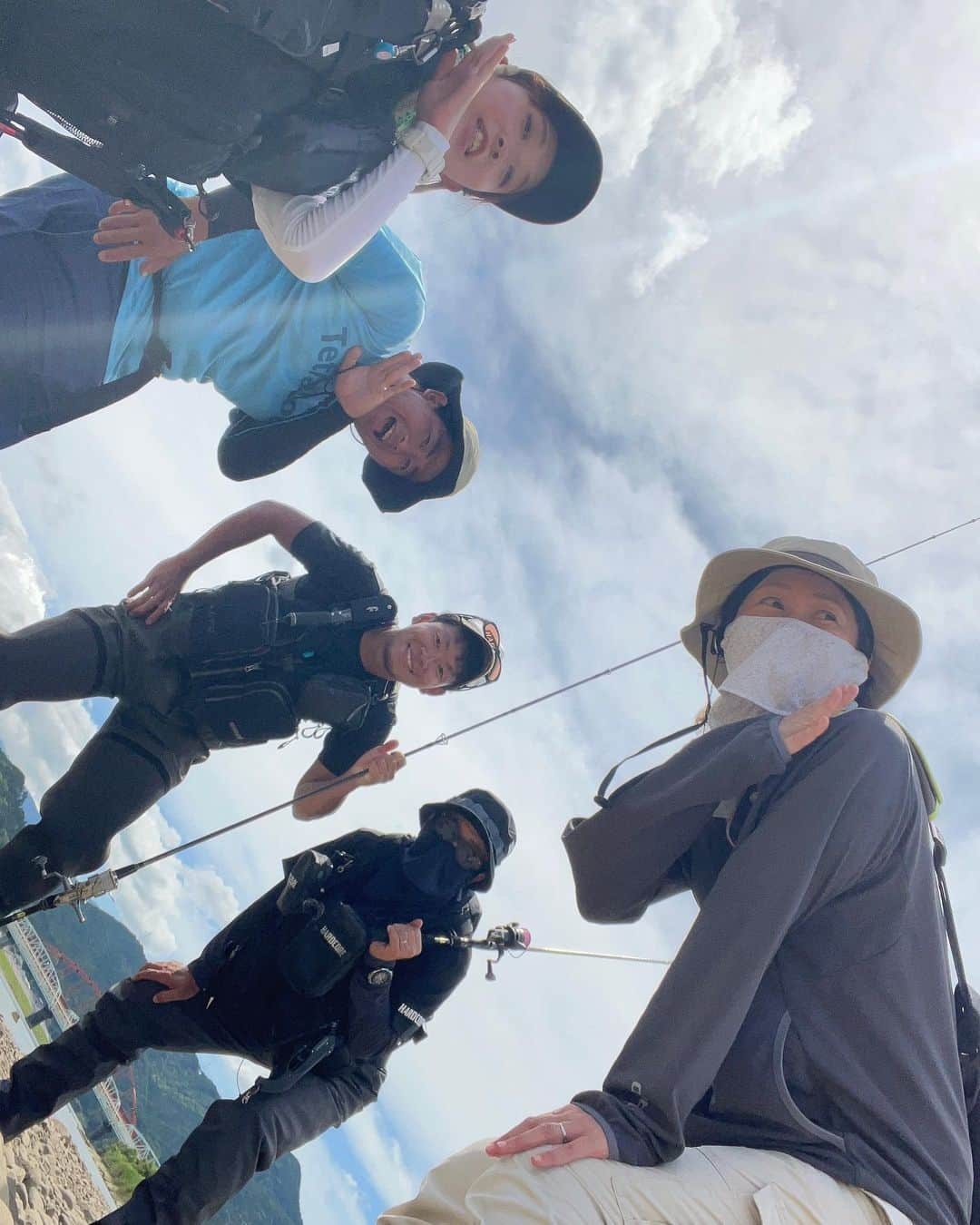 あさいあみのインスタグラム：「先日のお休みは恒例となってきた松岡塾🎣 今回は三重県のキハダ狙いへ🎣 と思ったら二日間時化た〜🤣🤣🤣  でも死ぬほど楽しい二日間🎣 トップチヌゲームにみんなで癒されました🎣  笑いすぎてまたシワ増えちゃった💓  松岡さん尾山さんありがとうございました❣️  #松岡塾　#チームDUEL #DUEL #yo_zuri #hardcore #ぶら釣り #lブルー」