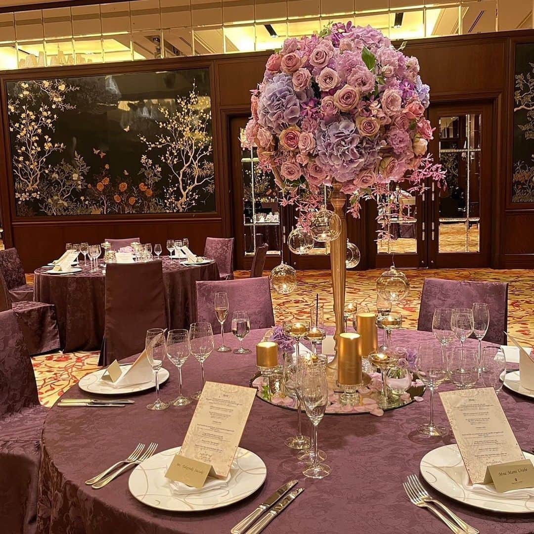 シャングリ・ラ ホテル 東京 ヘブンリーウエディングのインスタグラム：「// 本日から7月がはじまりますね。 先日のウェディングフェアでは淡いパープルとピンクの組み合わせのお花をご用意しました。 紫陽花を使い、エレガントな雰囲気でとても華やかでした。  #シャングリラ花嫁  #shangrilatokyo_heavenlywedding #シャングリラ東京  #shangrilatokyo   ーーーーーーーーーーーーーーー #シャングリラホテル#heavenlyweddingtokyo ##ヘブンリーウエディング #ウェディング #結婚式 #ホテルウェディング #ホテル挙式 #wedding #花嫁 #ブライダル #東京 #日本中のプレ花嫁さんと繋がりたい #weddingfair #ウェディングフェア #weddingphotography #ウェディング写真 #ウェディングドレス#shangrilahoteltokyo  #シャングリラホテル東京 #会場装花 #flowers」