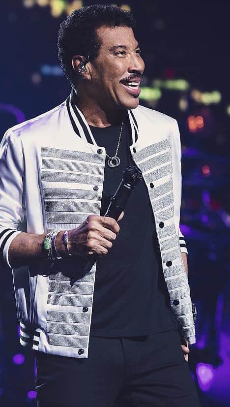 ライオネル・リッチーのインスタグラム：「Vegas…we’re back baby! Time to get the party started. See you at @wynnlasvegas this weekend 👀🙋🏽‍♂️ #linkinbio」