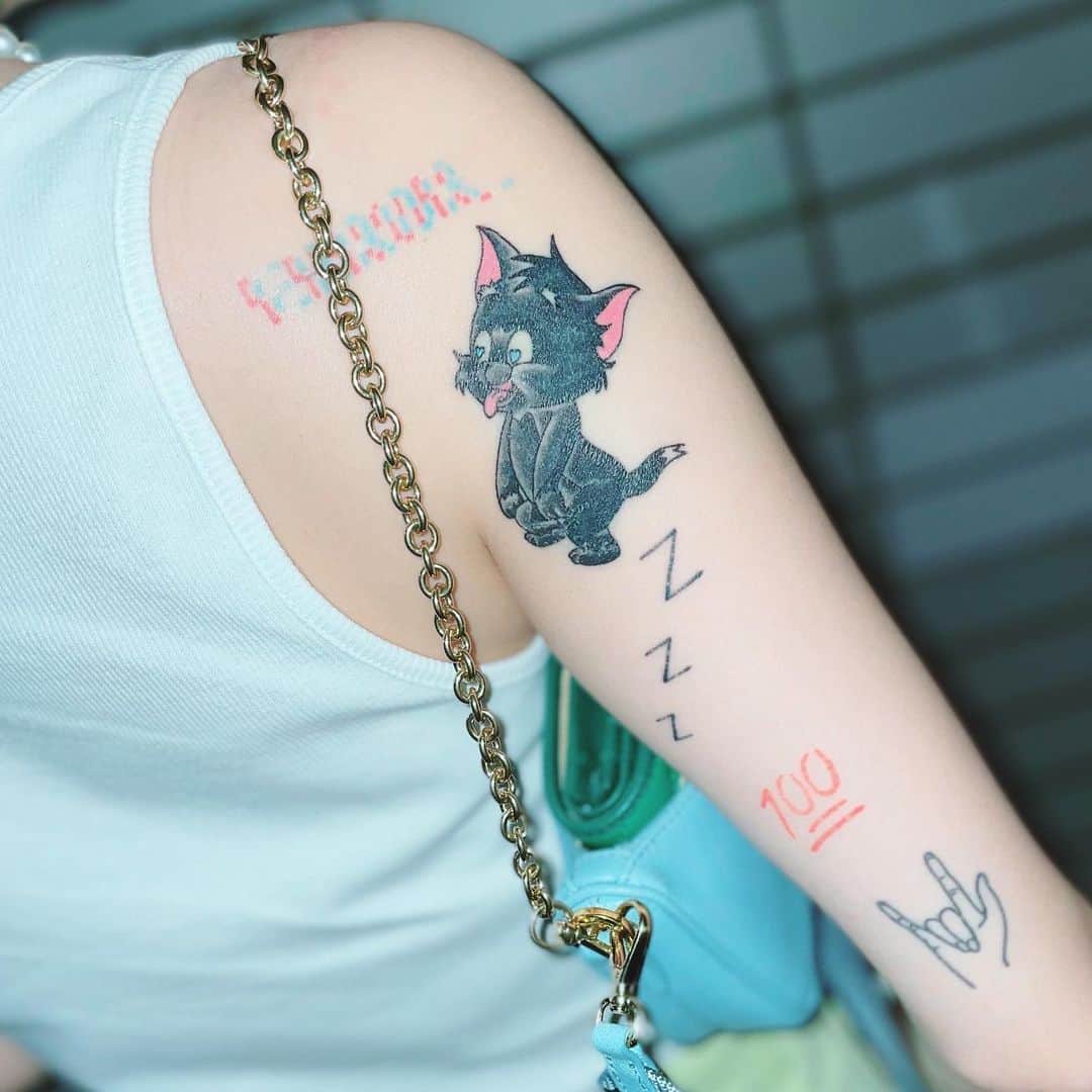 のインスタグラム：「くま🐻💜 トムの小さい頃をくまバージョンにしてもらた🥰肩乗りくま🫶💙 #なちゃんtattoo」