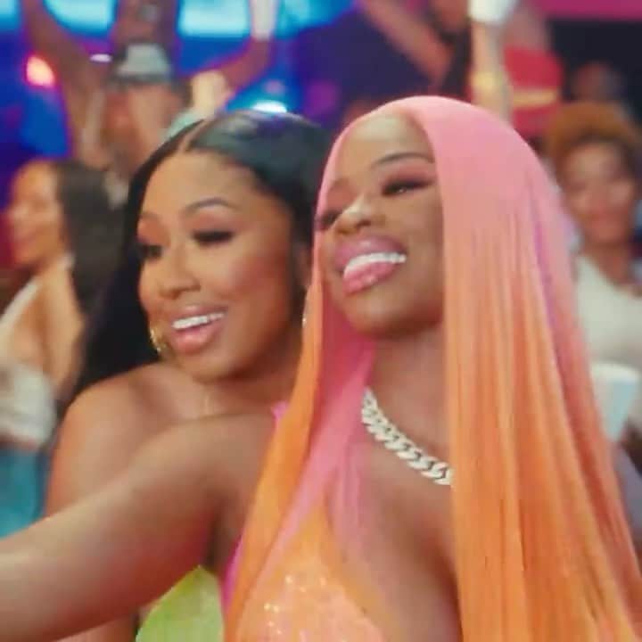 アッシャーのインスタグラム：「Are your skates ready?🛼💗 “Good love” Ft. @usher MIDNIGHT. Pre-Save Link In Bio.」