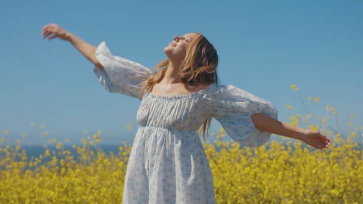アシュレイ・ティスデイルのインスタグラム：「Something’s coming soon  07.18.22」