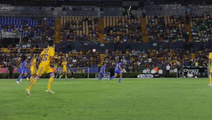 フロリアン・トヴァンのインスタグラム：「@flotov ➡️ @belen.cruz18 ➡️ @flotov ➡️ show, golazo y festejo 🥳  Compañerismo, unión, pasión, alegría, compromiso... en la presentación de los nuevos uniformes de @tigresfemeniloficial y @clubtigresoficial junto a los Incomparables... Comienza una nueva aventura」