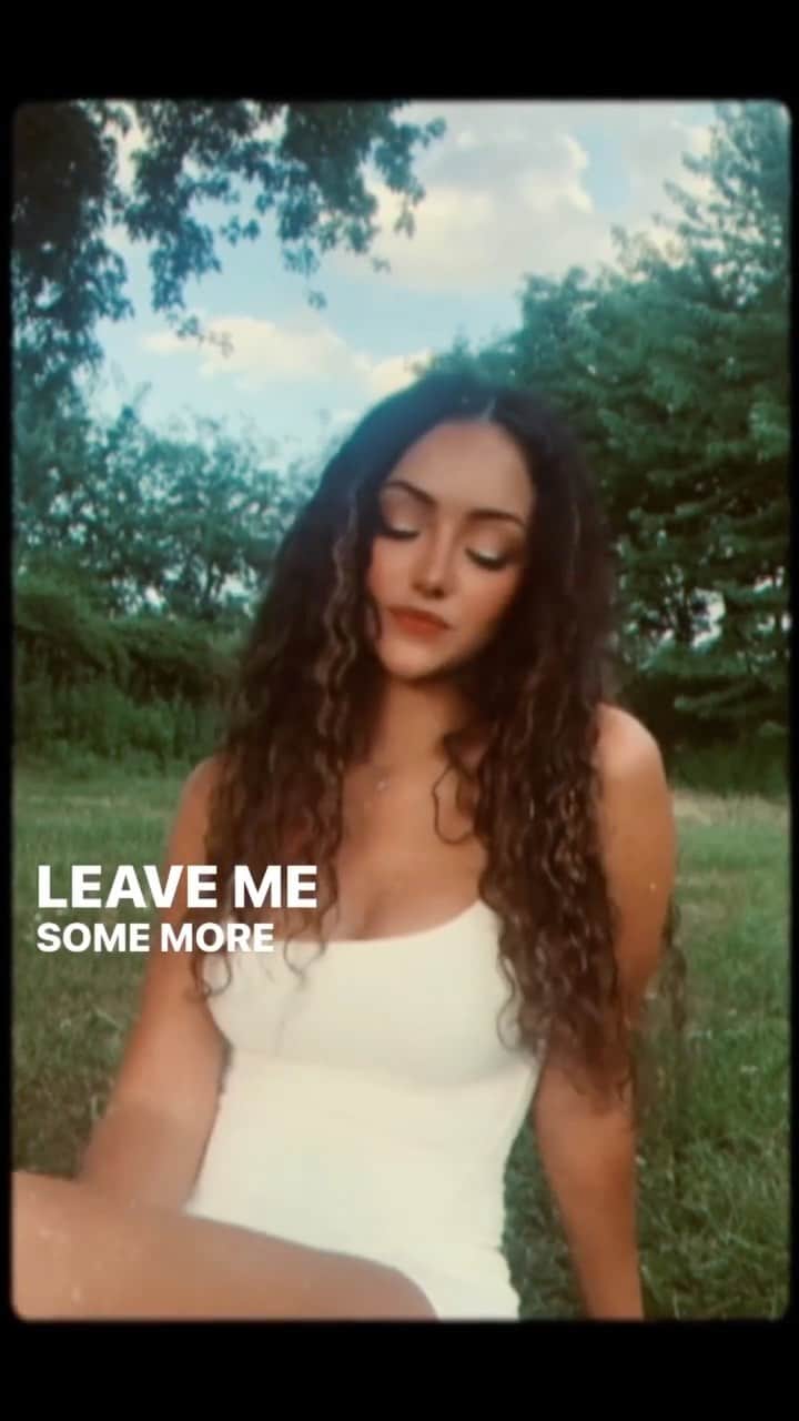 メラニー・イグレシアスのインスタグラム：「I wrote and recorded this demo recently about being self aware in a toxic relationship and couldn’t wait to share 🤍✨ lmk if i should drop it!  produced by @waresdanny  special thanks to @moonlvndvn & @bianca_iman #singersongwriter #rnb」