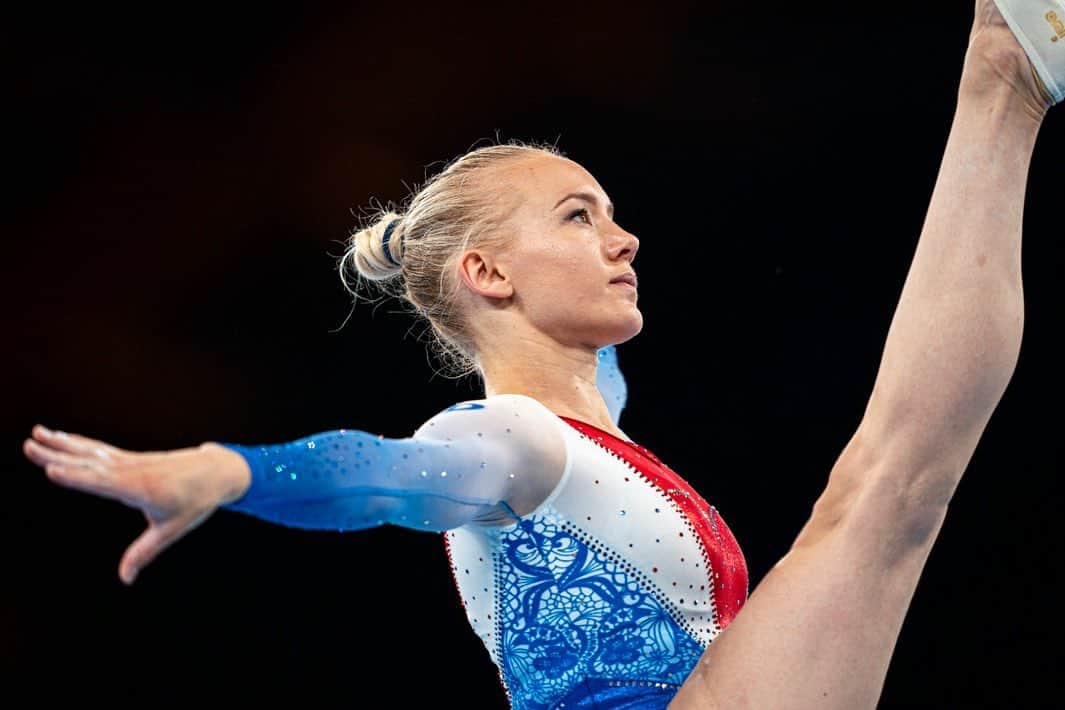 リーケ・ウェイファースのインスタグラム：「🤍✨New Chapter. 11 maanden na de Olympische Spelen van Tokyo is er weer perspectief. We starten een professionele ploeg in Varsseveld en gaan in augustus weer aan de slag. Ik kijk er naar uit om samen met dit team weer de turnhal in te gaan, met passie, plezier en ambitie.  Ik wil alle mensen die mij achter de schermen hebben gesteund afgelopen jaar enorm bedanken, vóór de Spelen was het niet makkelijk, maar daarna zeker ook niet.  Na 2 jaren turncrisis van dichtbij te hebben meegemaakt doet het mij goed weer regie te kunnen pakken over mijn carrière om een mooie toekomst te creëren, voor onszelf en hopelijk voor alle liefhebbers van de sport turnen. Ik wil TTA bedanken voor de kans die zij ons hebben gegeven om hier samen aan te werken en dit avontuur aan te gaan! 💚🚀🍀」