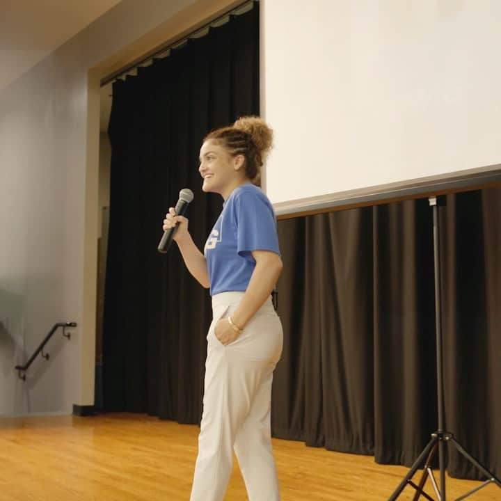 ローリー・ヘルナンデスのインスタグラム：「This month, I joined @KPMGCommunityImpact to surprise kids from @bgcboston with a starter library and gift each member with a copy of “She’s Got This!” 📚 I had so much fun sharing my story, providing books & literary resources, and inspiring kids to dream for the stars 🌟 Moments like these remind me why I love being a KPMG Learning Ambassador! #KPMGCommunityImpact」