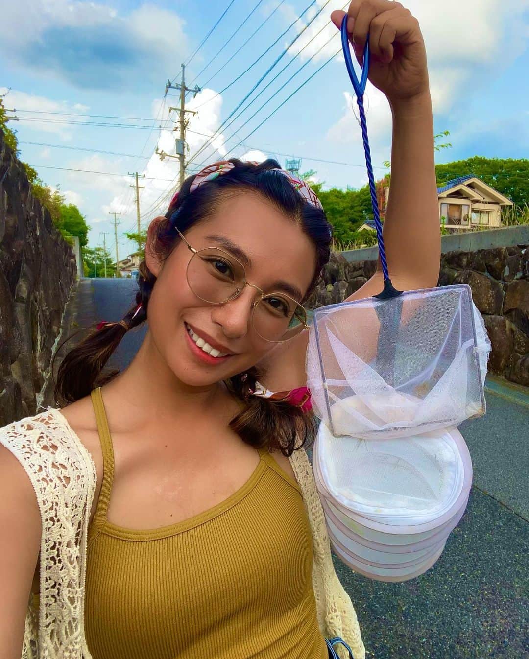 のインスタグラム：「ヤモリたちにあげる バッタ捕まえに！！w （サニ坊はいかんゆーたんでエママお一人様虫取り🦗） 最近ショウリョウバッタとか でかいな〜！ 春から夏にかけて こんなに成長するん？ ってくらいでかい🤣 でかくなると捕まえるの ちょっとビビる🤏 元々虫好きじゃないし🤣💦 でもヤモリのために 頑張る！w あ、久しぶりに スカーフを使って 編み込みしたよ😘 #ニホンヤモリ好きな人と繋がりたい  #虫取り  #虫かご これ100均のやつオススメ #虫あみ はメダカ用が使いやすいw これも #100均」