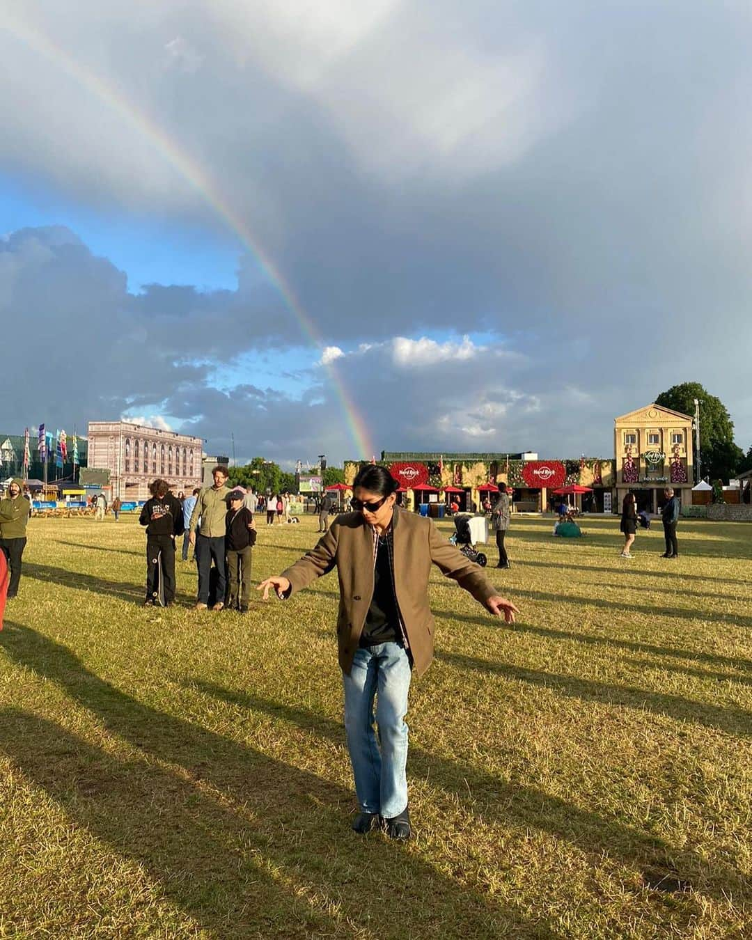 松田翔太さんのインスタグラム写真 - (松田翔太Instagram)「Rainbow over the rainbow stage  ❤️‍🔥🌈 @kittylivmusic  @kittydaisyandlewis」7月1日 7時35分 - shota_matsuda