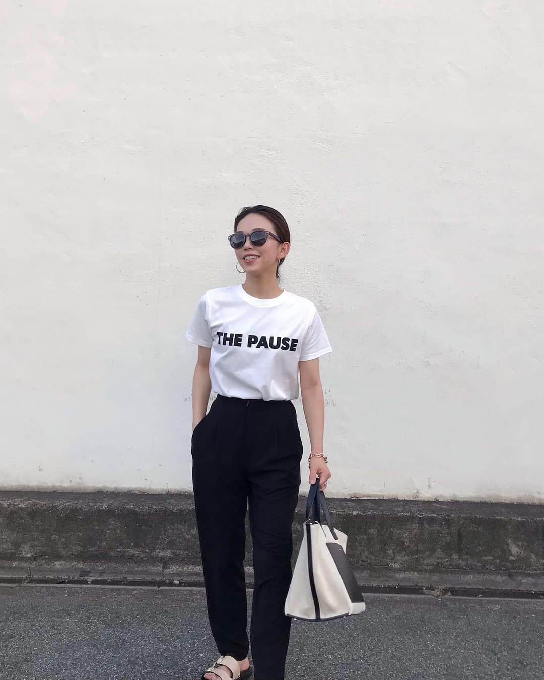 muua777のインスタグラム：「. ⁡ ロゴ具合、Tシャツのサイズ感、 ネックの詰まりもドンピシャ！！ ⁡ 今季No.1Tシャツ🖤🤍 ⁡ ⁡ t shirt… #whimgazette pants… #gallardagalante bag… #jilsander sandal… #zara ⁡ ⁡ ⁡ @whimgazette_official @the_pause_official #thepause#150cm#cordinate#outfit#monotone#シンプルコーデ#ママコーデ#おちびコーデ#おちびの輪#低身長コーデ#モノトーンコーデ」