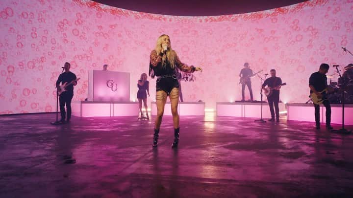 のインスタグラム：「ICYMI, Carrie performed “Pink Champagne” on @fallontonight. Watch at the link in bio. #FallonTonight @jimmyfallon - TeamCU」
