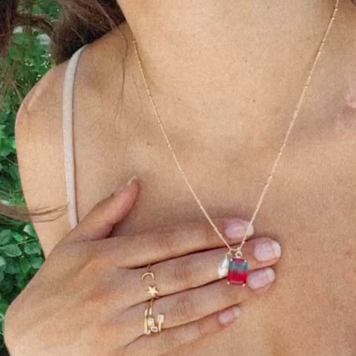 のインスタグラム：「Take a closer look, this beauty has taken a shine to you.✨ . . . #alexandani #pearljewelry #crystaljewelry #pearlcore #delicatenecklace #goldnecklace #wearwhatyoulove #4thofjulystyle」