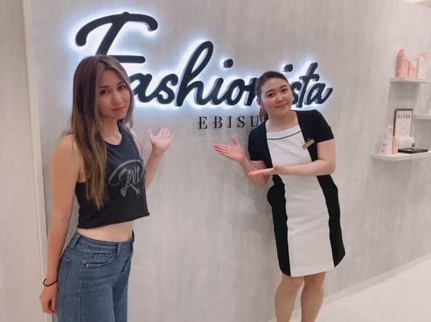 MEGUMIのインスタグラム：「恵比寿に新しく出来た映えサロンのFashionistaというサロンに行って 毛穴のお掃除ハイドラフェイシャルとむくみやお肉を柔らかくするハイパーナイフをやって来たよ⭐️ @fashionista_ebisu  @fashionista_saki   ハイドラフェイシャルは古い角質を取ってくれてさらに美容液を入れてくれるらしく 終わったあと肌のハリが出てくすみがなくなった⭐️ 気になってた鼻の毛穴の汚れも綺麗になった✨✨✨  ハイパーナイフは 目が上がってフェイスラインがシュッとして 埋もれていた鎖骨がくっきり現れた💗  メンテナンスって大事だなーと思った🥺  内装めちゃ綺麗なのにリーズナブルなサロンだけど 初回だとめちゃ安いからチェックしてみてね〜⭐️ 夏前にかなりおススメだお🌴🌴 ↓↓↓↓↓↓↓  ● ハイパーナイフandシェイプ 30分かけ放題 価格13,200円➡4,950円(税込)  ●水光肌💖毛穴ソフトピーリング　 ハイドラフェイシャル 価格9,900円➡️6,930円（税込）  ●最強リフトアップ HIFU  ※顔or二の腕 価格22,000円➡9,790円(税込)  #fashionista恵比寿  #恵比寿エステ #恵比寿エステサロン #恵比寿 #美容は最先端のファッション #業界最新サブスクエステ #次世代型定額制エステティックサロン #本格エステサロン #ハイドラフェイシャル  #ピーリング  #水光肌 #艶肌 #ハイパーナイフ6 #痩身  #ハイパーシェイプ #サイズダウン #体質改善 #ダイエット #ハイフ  #小顔 #美容マニア」