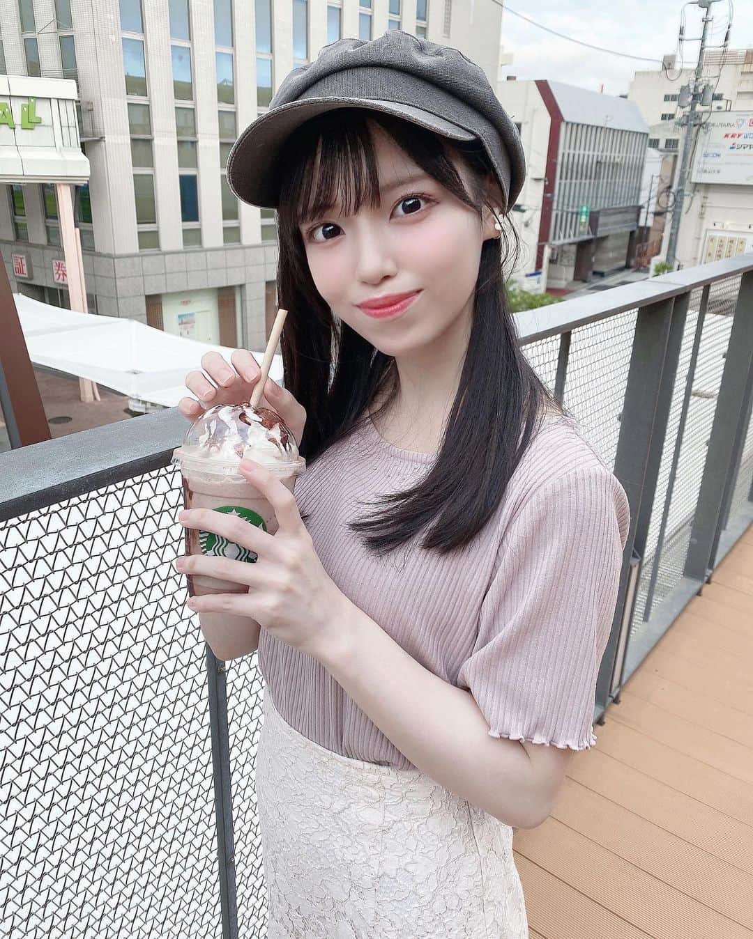 岩田陽菜のインスタグラム：「限定フラペチーノ🍫🤍 ⁡ ⁡ ⁡ ⁡ ⁡ ⁡ #カフェ#山口カフェ#山口#yamaguchi#スタバ#starbucks#新作フラペチーノ#フラペチーノ#chocolate#ホワイトチョコ##Cafe#カフェ巡り#山口カフェ巡り#tops#MAJESTICLEGON#skirt#‎NICECLAUP#帽子#Lilybrown#fashion」