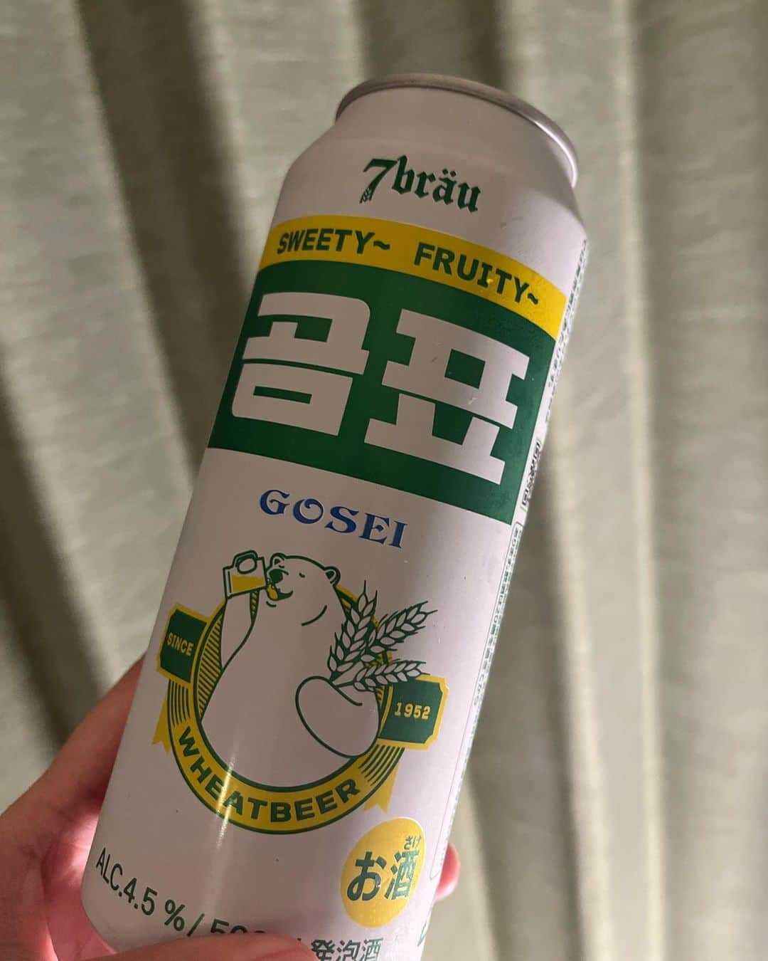 辻やすこのインスタグラム：「韓国ビール🍺🇰🇷 コムピョ。  意味↓ コムは熊🧸。　ピョは印。  一時期品薄になっていたみたい🤤🤤🤤  日本のビールみたいに苦味がなく、ほのかに桃のフルーティさ🍑があるのでビール苦手な方でも飲めると私は思う！  한국의맥주 곰표 맛있는데. 여러가지 맥주를 알고 싶거든요. 누구가 추천 맥주 🍺 알려줘용😘  #韓国ビール #ビール #コムピョ #コムピョビール  #熊印 #熊 #夏 #暑い #おススメ #おススメビール #한국맥주  #곰표  #곰표맥주  #추천 #추천맥주  #알려줘 #여름 #덥다」