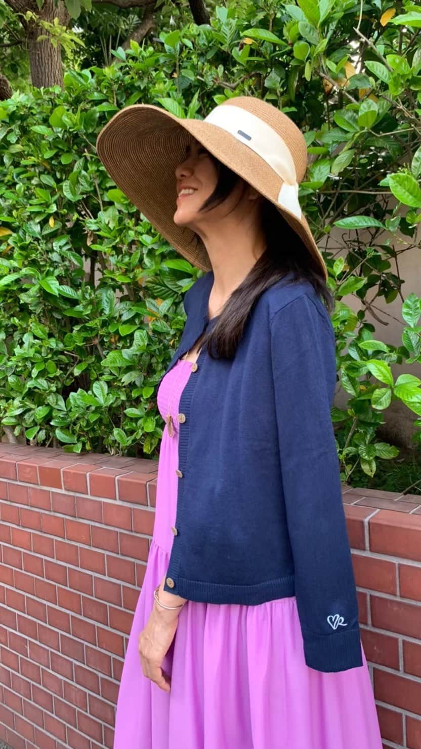のインスタグラム：「7月2日　土曜日　19時から @qvc_japan  にて @_rejoove_  SALE❣️ オンエアです✨ 今年，大流行のジョグパンツも出ます💚 イタリー糸の薄軽ニットカーディガン🧶 麻混ストライプスカート エアリーブラウス サテンビックシルエットブラウス Tシャツ ロンT パーカー  などなど  かなりなお値打ち価格で 大放出❤️  え〜⁉️あの 美シルエットジョグパンツが 3998円‼️って驚き😳」