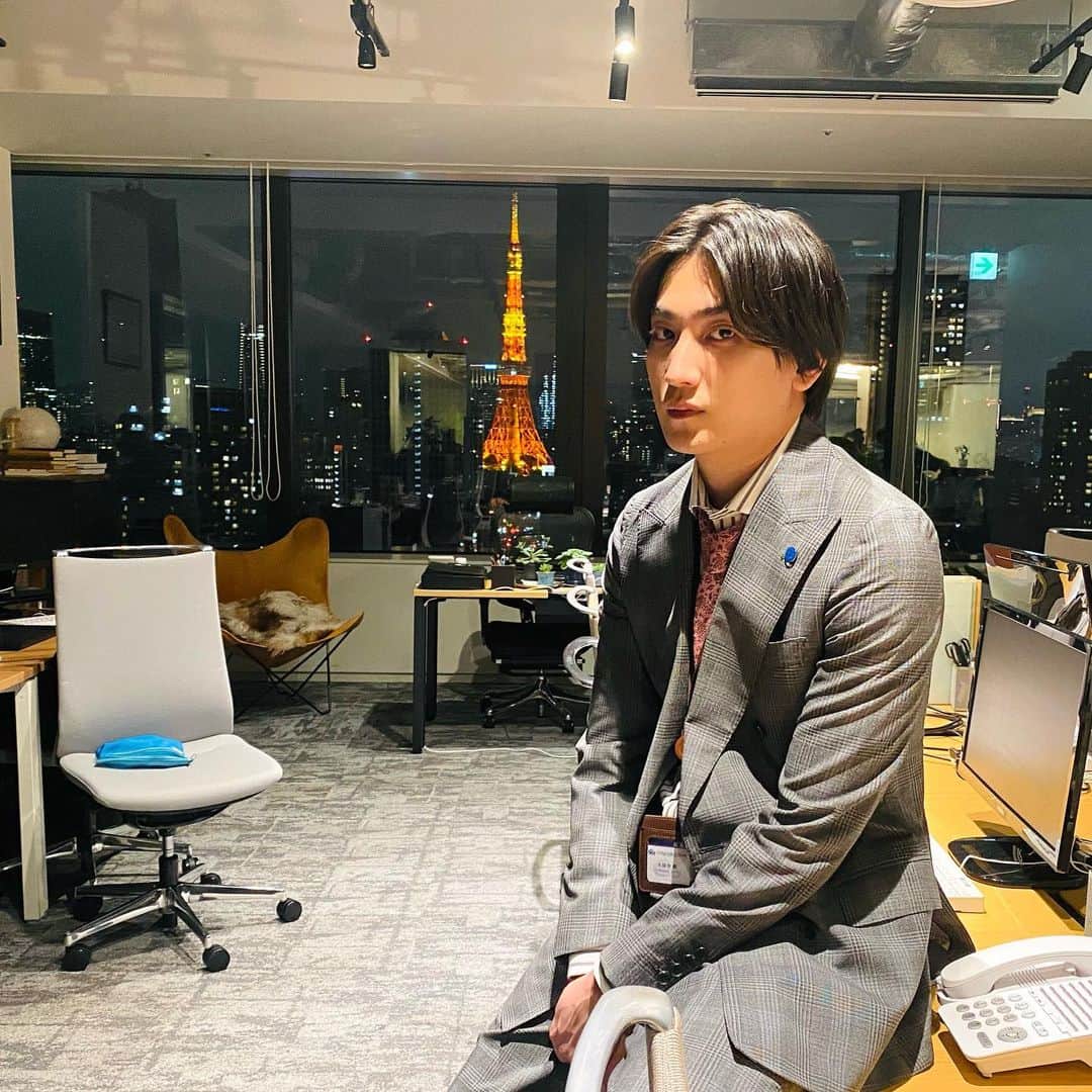 魔法のリノベのインスタグラム：「夜景と東京タワーと久保寺🗼  実はこれ、オフィスで休む姿を こっそり撮ろうとして 気づかれてしまった時の 不意打ちショット😏  いい男感のある写真ですが、 #金子大地 さん演じる久保寺は 小梅の元彼であり、ライバルでもある… いい男なのかはオンエアでご確認を😎  一言で言うと、ウザいけどかわいい… ウザかわキャラな久保寺😂 毎週楽しみになること間違いなしです👍  #魔法のリノベ #月10ドラマ #カンテレ」