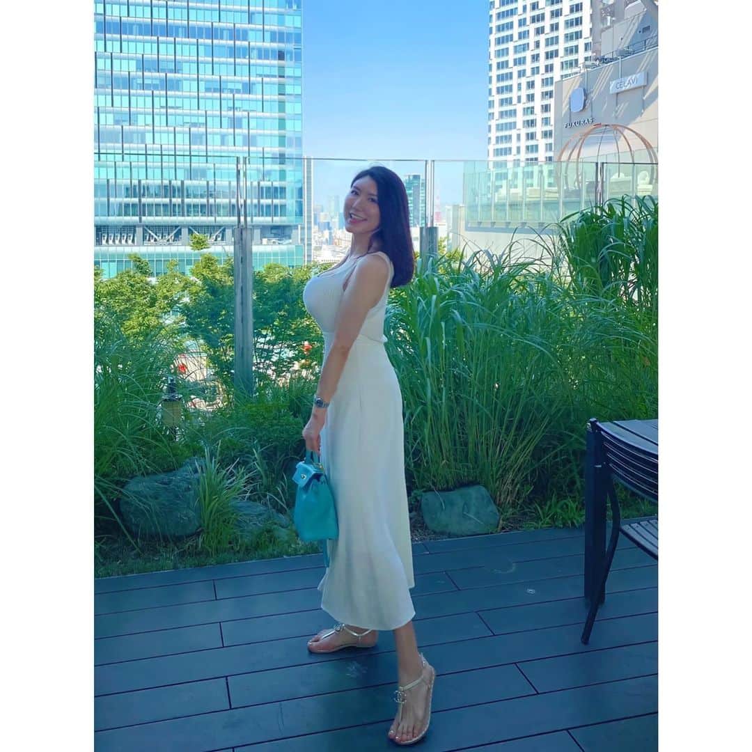 のインスタグラム：「夏ですね〜🤗☀️夏バテしてない？？ 3年ぶりに集合できて、ランチ会👧👩👱‍♀️ 楽しいすぎて三時間が一瞬で過ぎた😭❤️ やっぱり友達に会うとパワーもらえる❤️ 最高な時間だったぁああぁああ❣️ ・ ・ #渋谷ランチ#ランチ#ランチ女子会 #テラスランチ#渋谷#夏コーデ  #shibuya#tokyo#japan」