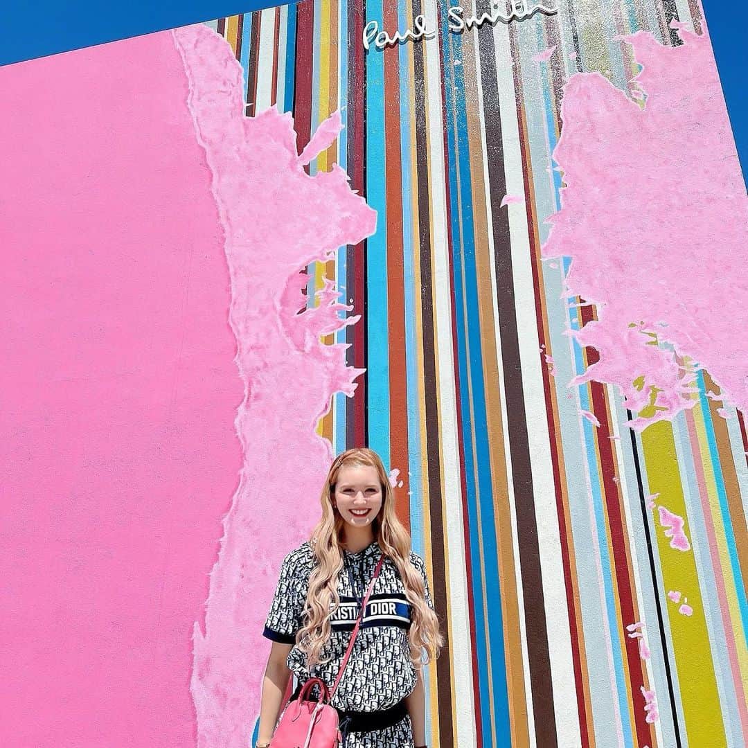 紗蘭のインスタグラム：「💗Paul Smith wall💗 LAと言えばこの壁！ってゆーイメージあるよね🥰 この日は暑すぎてフォトスポット全然人がいなくてラッキーだった💛 普段は真っピンクの壁だけど、今は少しデザインのある壁に変わってた！😳💕 上手く撮るの難しくて手こずってたら日焼けした👧🏽💦 #LA #losangeles #ロサンゼルス #ポールスミス #paulsmith」