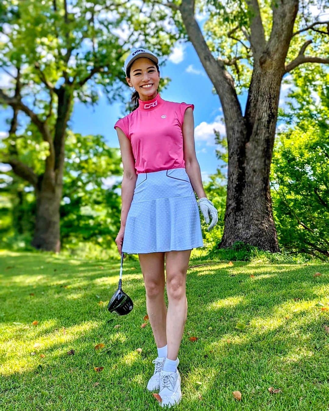 のインスタグラム：「こんにちは🫶 今日はゴルフコーデ⛳️🏌️‍♀️ . ゴルフは派手なカラーを着てなんぼ！可愛いピンクのトップスにフレアスカートで女の子らしいゴルフコーデ🫶✨ どちらも伸縮性あって動きやすくて快適ゴルフが楽しめました🏌️‍♀️ . tops... @cpggolf_official  skirt... @poloralphlauren  shoes... @callawaygolf_japan  . はじめて行ったロッテのゴルフ場⛳️コアラのマーチのコアラくんがいたりして可愛かった☺️ . このコーデ、今月号の @classy_mag_insta にも載ってます✌️📖読んでね💕 . #りなまるゴルフ #ゴルフ女子 #golfstagram #ゴルフコーデ #ゴルフウェア #キャロウェイ #キャロウェイアパレル #callaway #callawaygolf #callawayapparel #ゴルフスイング #ゴルフ好き #ドライバーショット #ドライバー #ドライバースイング #スイング動画 #ゴルフスイング動画 #ゴルフ動画 #golfwear #golffashion #golfswing #cpggolf #cpgapparel #ゴルフクラブ #ロッテ皆吉台カントリー倶楽部」