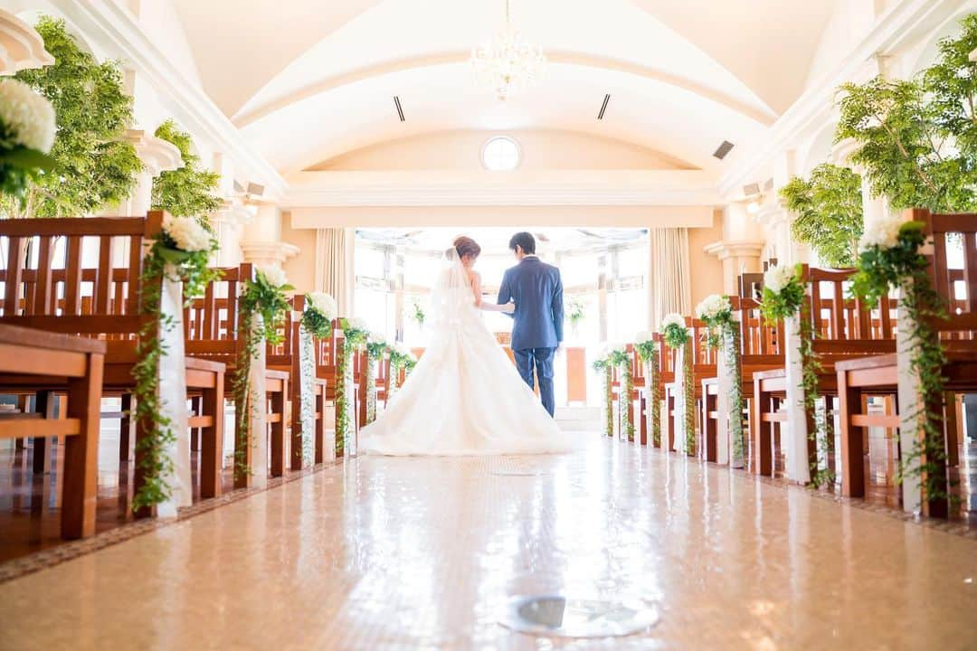 金沢結婚式 ヴィラグランディス金沢のインスタグラム：「⛪️🌿✨ . . 自然光とゲストのあたたかい祝福に包まれて、特別な瞬間を . . . .  ＼プライダルフェア開催中🕊／ お問合せ・ご相談・フェアへのお申込みはプロフィール欄にある公式ホームページURLより💌 お気軽にご相談ください♪ . . #natural #チャペル  #挙式 #アットホームウエディング」