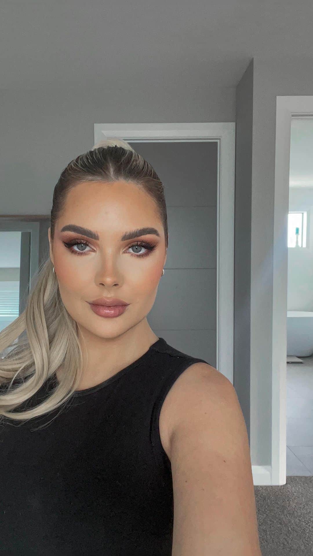 サラ・ハリスのインスタグラム：「My social anxiety every time I start getting ready to go anywhere… 😵‍💫   #anxiety #socialanxiety #beforeandafter #beforeandafterhair #beforeandaftermakeup」