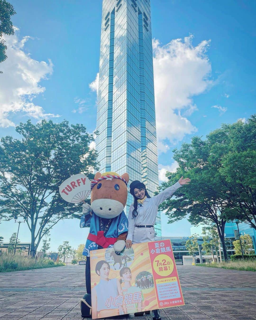 黒澤ゆりかのインスタグラム：「TNCテレビ西日本 『ももスポ』に本日出演します🤗  衣装は誘導馬の時に着る物です🐎 レアなパンツスタイル👖☺️」
