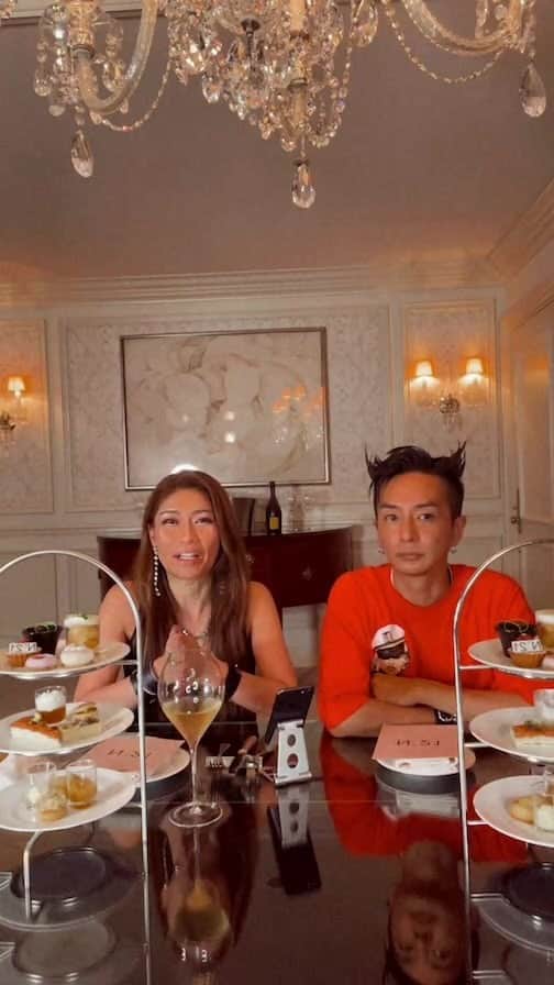 Taki Tanakaのインスタグラム：「ホテルの中の最上級の部屋、ザ・リッツ・カールトンスイート #SalondeTaki から#ヴーヴクリコグランダム  を頂きながらゴージャスに配信。  #IZAwithFRIENDS 阪急うめだ本店1階コトコトステージ11にて6/29〜7/5まで開催中！  #N21 afternoontea #ザリッツカールトン大阪 1階 ザ・ロビーラウンジにて6/16〜8/31まで開催。  @ritzcarlton.osaka  @hankyumode   #奈良裕也 @yuyanara   @iza_official  #izastagram」