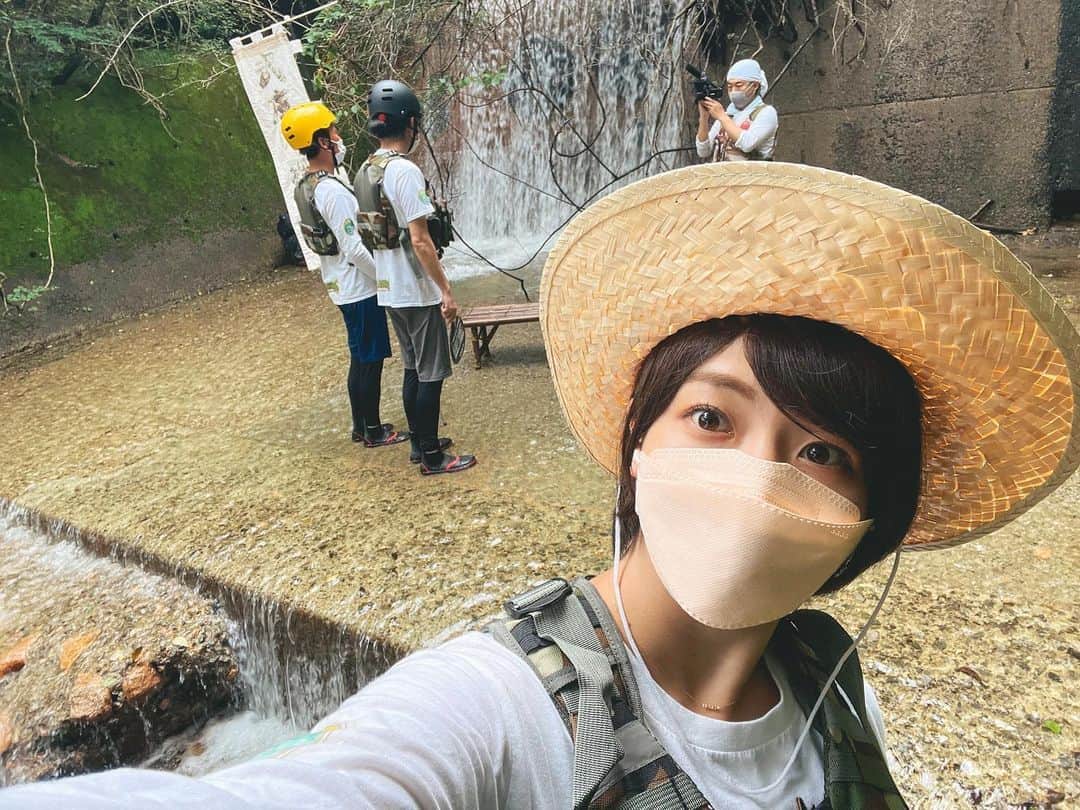 稲富菜穂のインスタグラム：「７月だあぁああぁあ☀️🌻🍉🍧  暑いので涼しそうな写真を...！  と探してみたら 武庫川探検隊で川に入った時があったよ🎐  皆さん水分塩分日傘で暑さ守ってね😭☀️  #武庫川探検隊 #武庫川  #緒方晋 さん #隊長 #香山栄志 さん #7月もよろしくね」