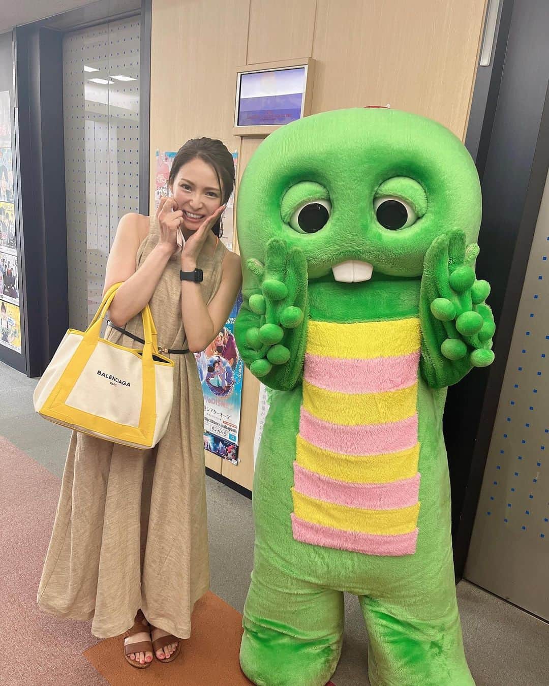 原島美波のインスタグラム：「♡お仕事♡  今日もとっても暑いですね☀️ しっかり水分と塩分←化学的なお塩はNG！ を摂取して、体調にはお気を付けください❣️  私は最近黒梅を見つけハマっております❤️ クエン酸が3倍でたっぷり✨ 今度UPしますね♪  お写真は、この間フジテレビさんの収録で エレベーターの中でガチャピンと一緒に✨ 嬉しかったなぁのお写真です🥰  本日は金曜日！ 暑さに負けず、顔晴って行きましょう💕  #ガチャピン #フジテレビ さん #いつもありがとうございます #幸せ #お気に入りワンピ #バレンシアガ ＃黄色バック ＃トレーニング女子 ＃トレーナー撮影 #workoutjapan」