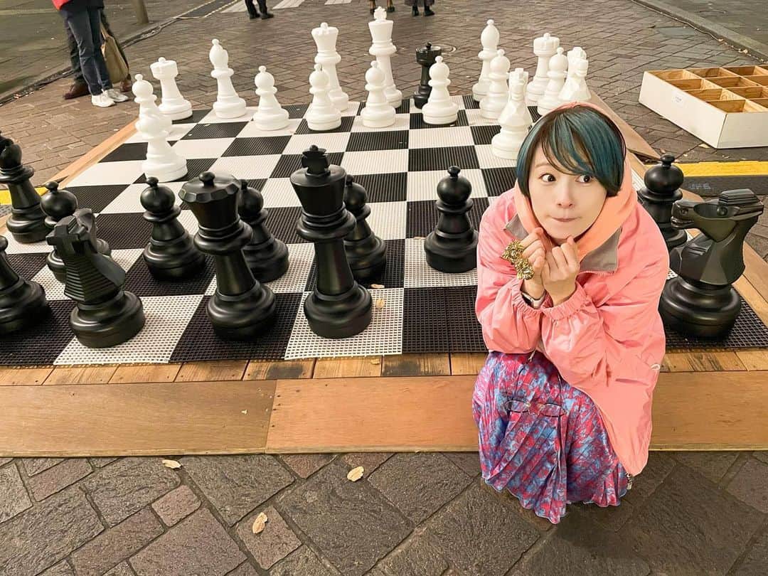 のインスタグラム：「ㅤㅤㅤㅤㅤㅤㅤㅤㅤㅤㅤㅤㅤ #私服戦隊ミヤジマン  去年の12月！ 丸の内にあった謎のチェスオブジェ♟️ ㅤㅤㅤㅤㅤㅤㅤㅤㅤㅤㅤㅤㅤ #派手服 #派手コーデ #派手髪女子 #派手髪ショート #ボーイッシュコーデ  #ootd #宮島咲良 #ミヤジマン #ぼっち戦隊ミヤジマン」