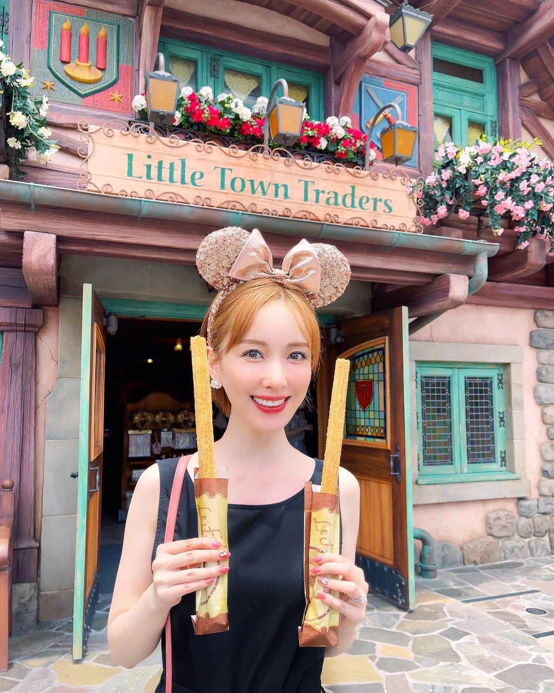 瀬戸早妃のインスタグラム：「Disney思い出投稿…🧇✨🏰🐭🖤  今回はまだ温かいうちにチュロス食べられました💓 いつも写真撮って冷めちゃうのですが( ˊᵕˋ ;)💦今回は今までで1番すぐ食べたよ〜❣️  ちゃんと映えてますでしょうか…ふふ🤭🧁笑  #チュロス #チュロス大好き  #ディズニーランド #ディズニーランドグルメ  #ディズニーコーデ  #ディズニーカチューシャ  #ディズニー風景  #東京ディズニーランド #tokyodisneyland  #disneyland  #disneycode」