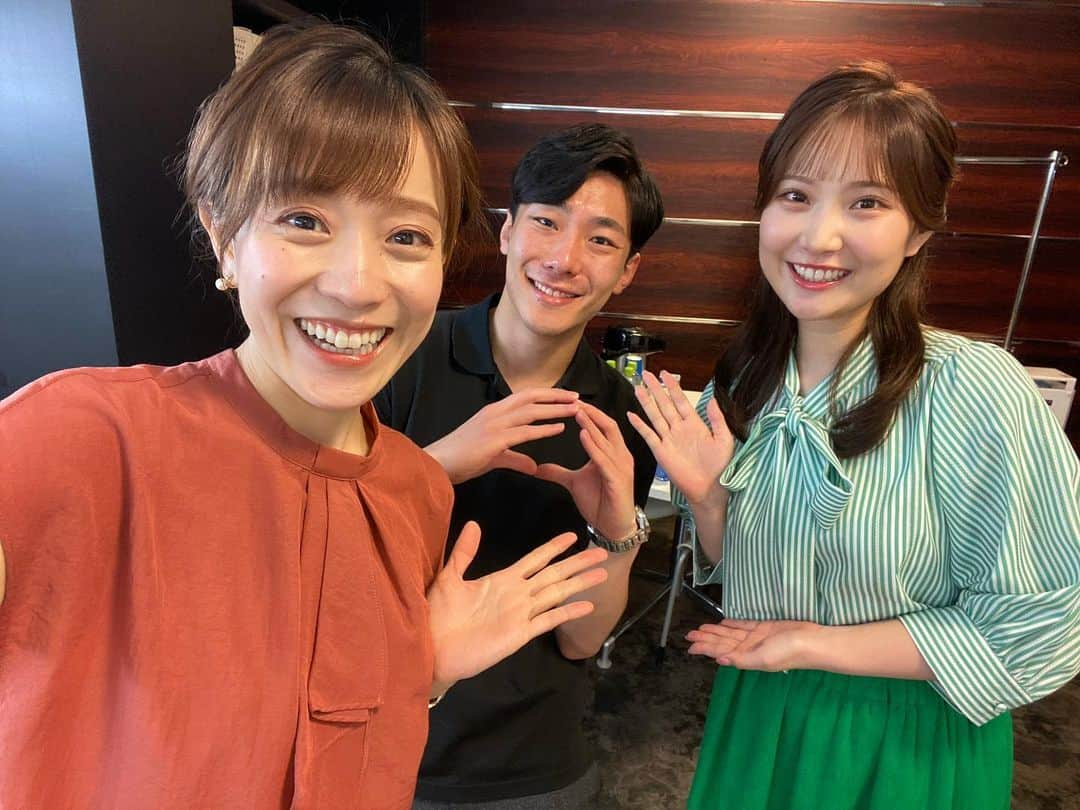 小沢光葵さんのインスタグラム写真 - (小沢光葵Instagram)「. 『THE TIME,』終わりに📸  江藤さんと野村さんがスイカカラー🍉  では、私は何役でしょう？？  正解は種役でした！！ 「おざくん種色じゃん！」って事で、写真を撮ってもらいました😊  スイカの季節ですね！ 熱中症には十分お気をつけ下さい🙇‍♂️  #THETIME, #THETIME' #金曜日 #thetime_tbs #thetime #情報番組 #日本の朝 #今日もいい日になるように #江藤愛アナウンサー #野村彩也子アナウンサー #夏 #スイカ #私は種です」7月1日 20時47分 - ozawakohki_tbs