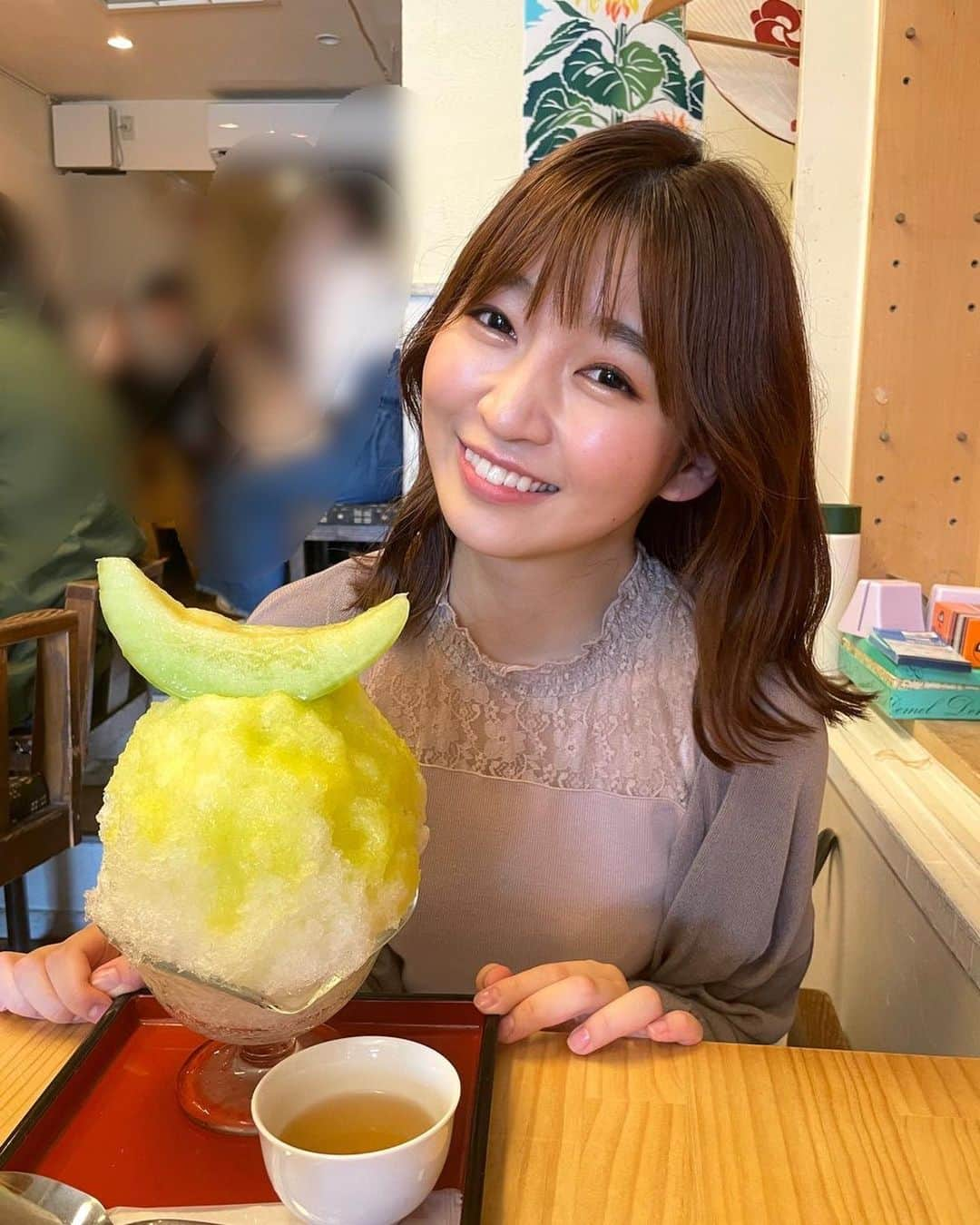 山下佳織さんのインスタグラム写真 - (山下佳織Instagram)「母とかき氷屋さんへ🍧  顔がメロンに乗ってみえる🥸！と撮られた2枚目  乗らせていただいたメロンとかき氷、おいしくいただきました🍈🥳  #猛暑日 #暑い日 #かき氷日和  #東京かき氷 #ひみつ堂  #メロン」7月1日 15時49分 - yama0130kaori