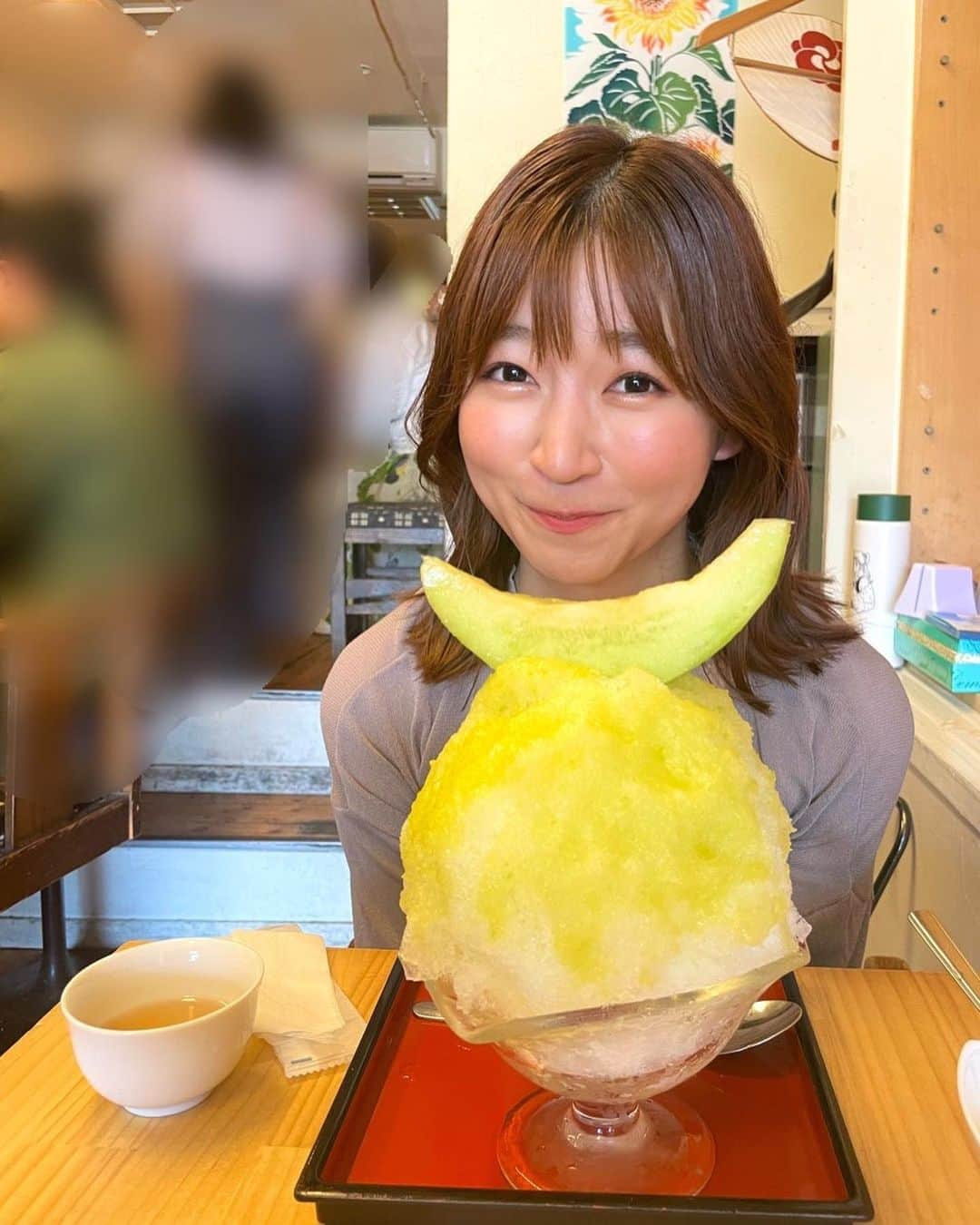 山下佳織さんのインスタグラム写真 - (山下佳織Instagram)「母とかき氷屋さんへ🍧  顔がメロンに乗ってみえる🥸！と撮られた2枚目  乗らせていただいたメロンとかき氷、おいしくいただきました🍈🥳  #猛暑日 #暑い日 #かき氷日和  #東京かき氷 #ひみつ堂  #メロン」7月1日 15時49分 - yama0130kaori