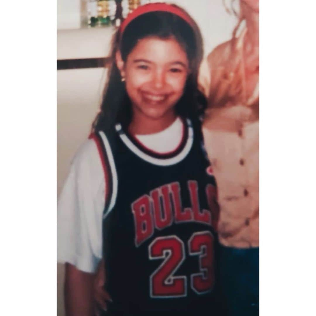 アナベル・アコスタのインスタグラム：「“In reality, I never want to grow up.”- MJ 🎒☄️ #tbt #jordanhead」