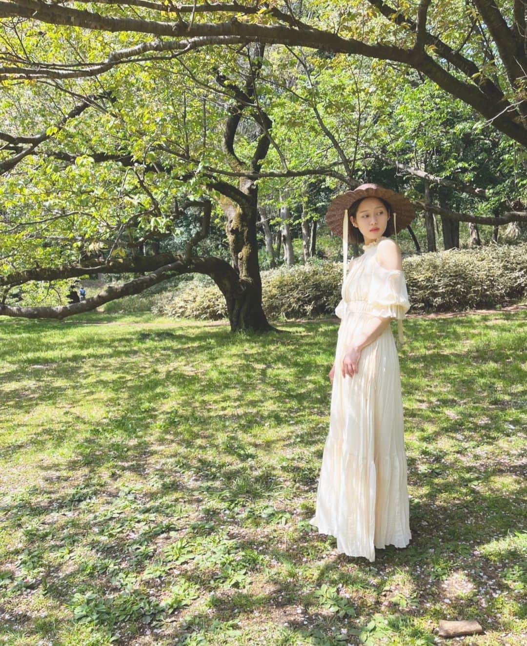 松井瑛理のインスタグラム：「朝起きて準備していたら、今日から7月なんだと気付きました😵‍💫 もう上半期が終わってしまったなんて驚き  先週あたりから30度超えの猛暑が続いてますが、皆さん体調はお変わりないですか？💦 油断するとあっという間に調子が崩れてしまうと思うので、体がSOSをだす前にこまめな休息を取られてください🌻  写真はある作品撮り中のもの データをいただいたら、また改めて投稿しますね〜☺︎」