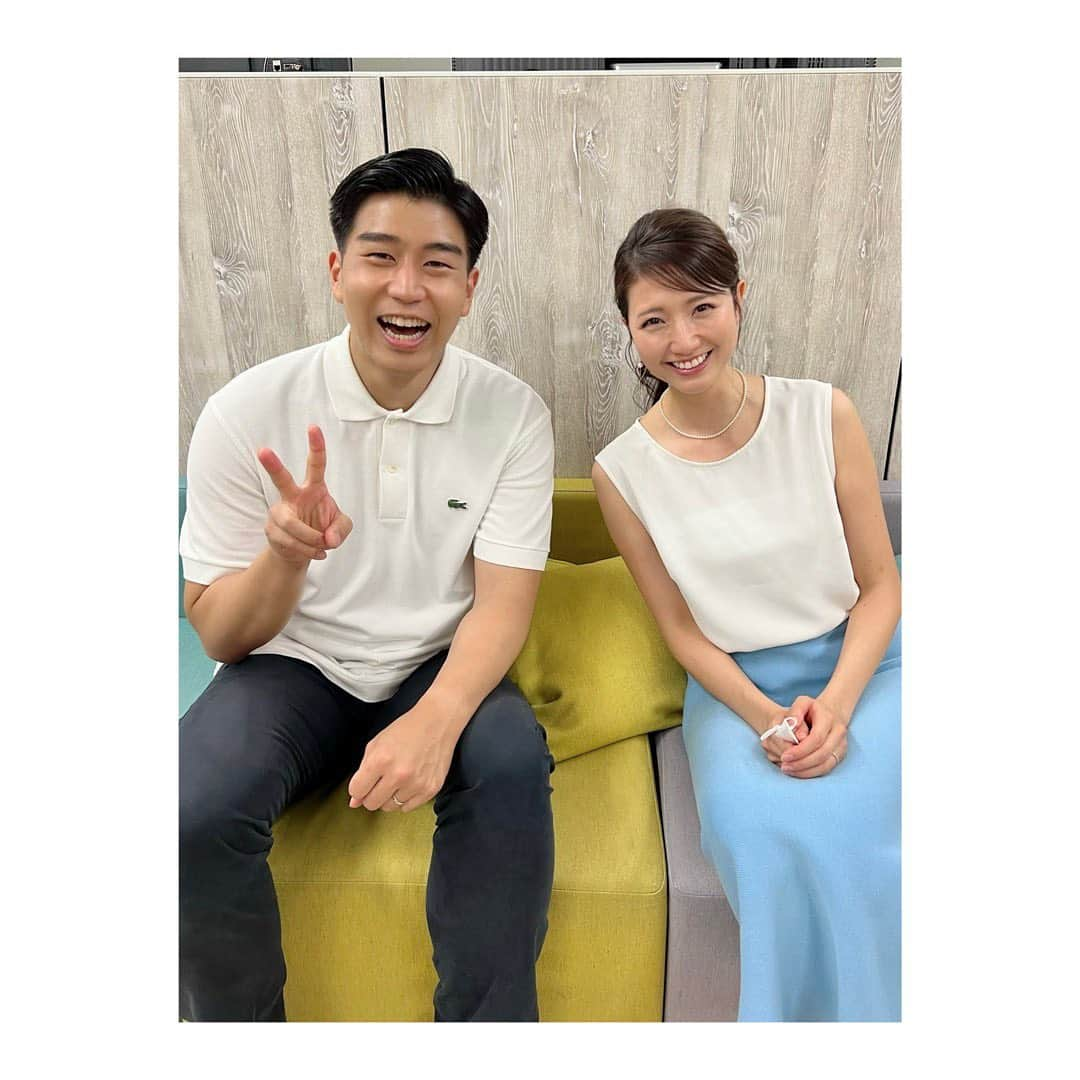 三田友梨佳のインスタグラム：「✳︎ 昨日は内野アナウンサー最後のオンエアでした。 2019年にLive news αに就いた時から約3年半、スポーツニュースは内野くんと一緒にお伝えしてきました。 真摯に仕事に向き合う姿はとても頼もしく、 内野くんから学ぶことがたくさんありました。 仕事でもプライベートでも嬉しいことも辛いこともいろんなことを共有してきた内野くんは私の弟のような存在です。 本当におつかれさまでした！ 部署は変わってもこれからも一緒に頑張ろうね😊 #livenewsα」