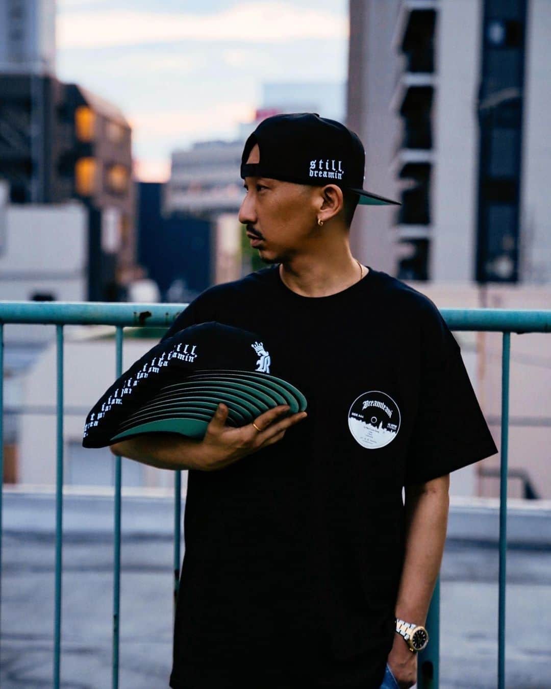 DJ RYOWのインスタグラム：「New Era x DJ RYOW 第2弾🔥  “Still Dremin'” 9Fifty Snapback Cap [Tiffany Blue Bottom]  2022.07.01 8PM ON SALE🫣  http://thedreamteam.jp/  前回は2005年1st ALBUM "Project Dreams"仕様で、今回は2021年 12th ALBUM "Still Dreamin'"仕様。  そして、色々大量制作中💪」