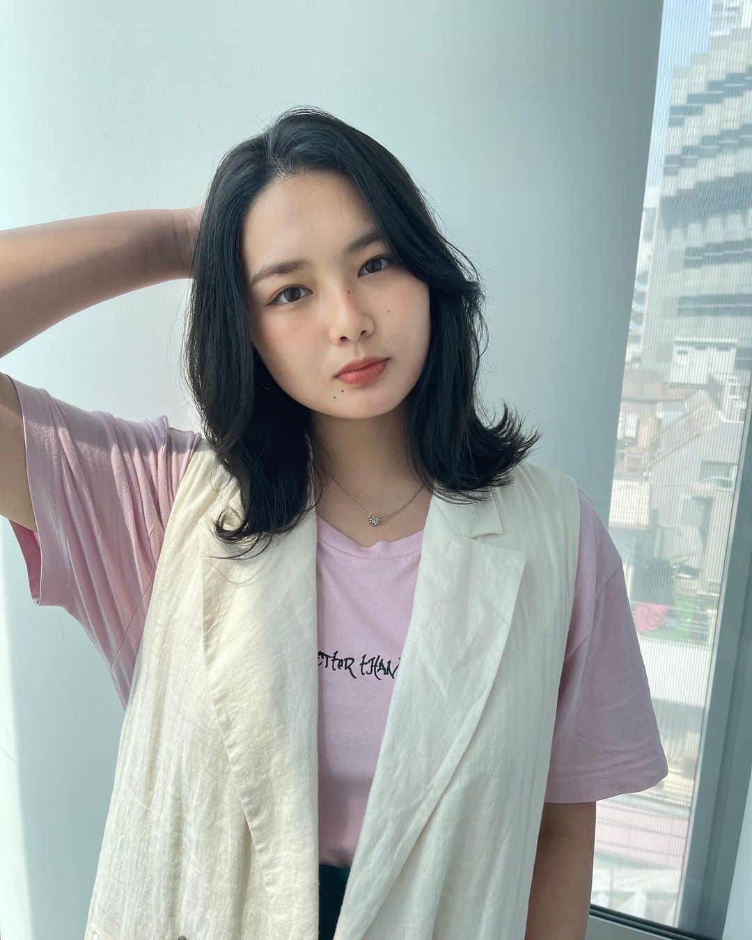 のインスタグラム：「︎︎︎︎  昨日、溝口さんに暗めに染めて頂きました〜︎︎︎︎✌︎ 結構明るくなっちゃってたからやっと行けて嬉しい♡  いつかインナーカラーも入れてみたいな〜*ﾟ   # zacc @jun_mizoguchi  ありがとうございました！︎☺︎」