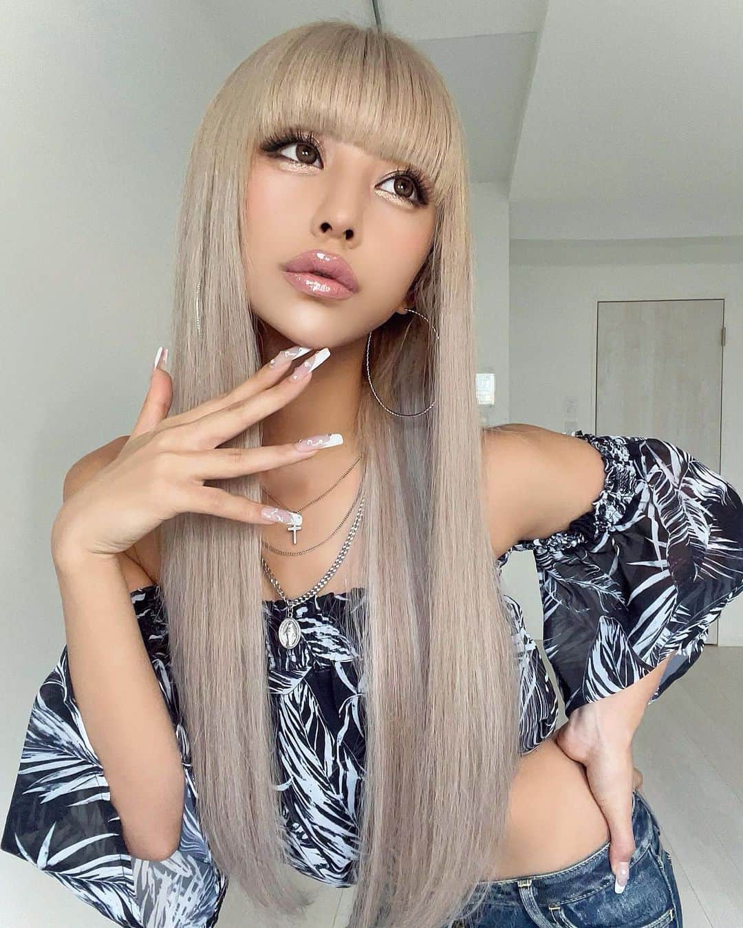 華のインスタグラム：「イメチェン😈💋  夏ビジュはあえての重ためパッツンが可愛い💖 ラテ肌 金髪ギャルの季節きたわ⤴︎  今年の夏もイケ散らかすぜ着いてこいｵﾒｰﾗ!!!爆 #7月start」