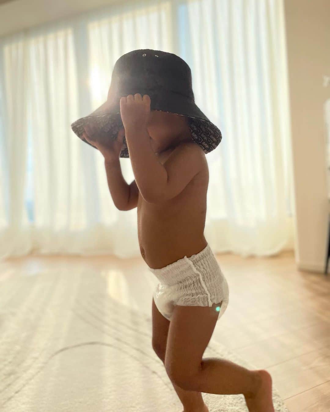 megbabyのインスタグラム：「ご報告となります。  私は、本年3月、ELLYさんとの事実婚の関係を解消して、別の道を歩み始めました。  息子は私と同居しており、今後も愛情を込めて育てていきます。  megbaby」