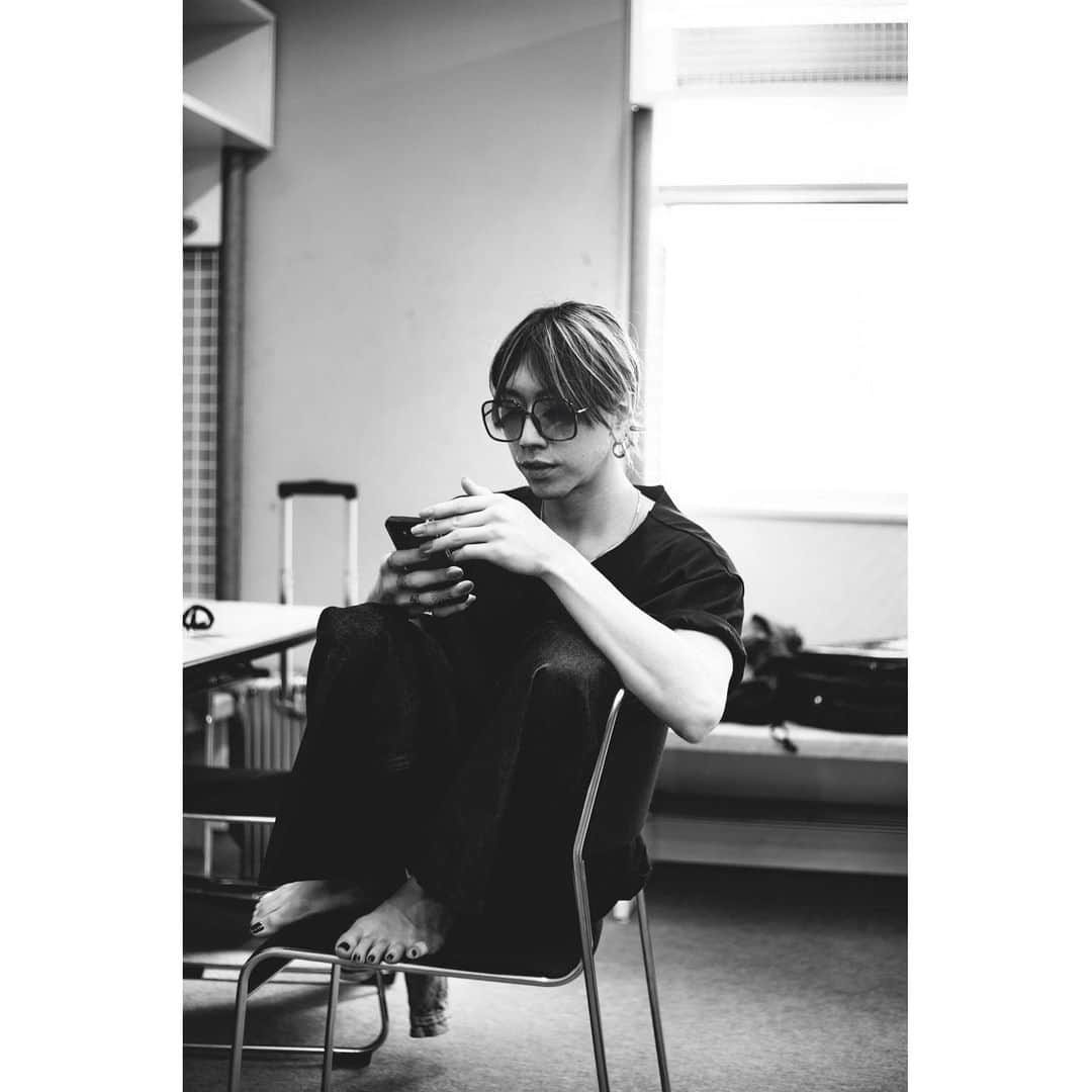 渋谷龍太さんのインスタグラム写真 - (渋谷龍太Instagram)「家ではだいたいこう。  写真 @cazrowaoki   #🧎 #🧎🏻‍♀️ #🧎‍♂️」7月1日 18時36分 - gyakutarou