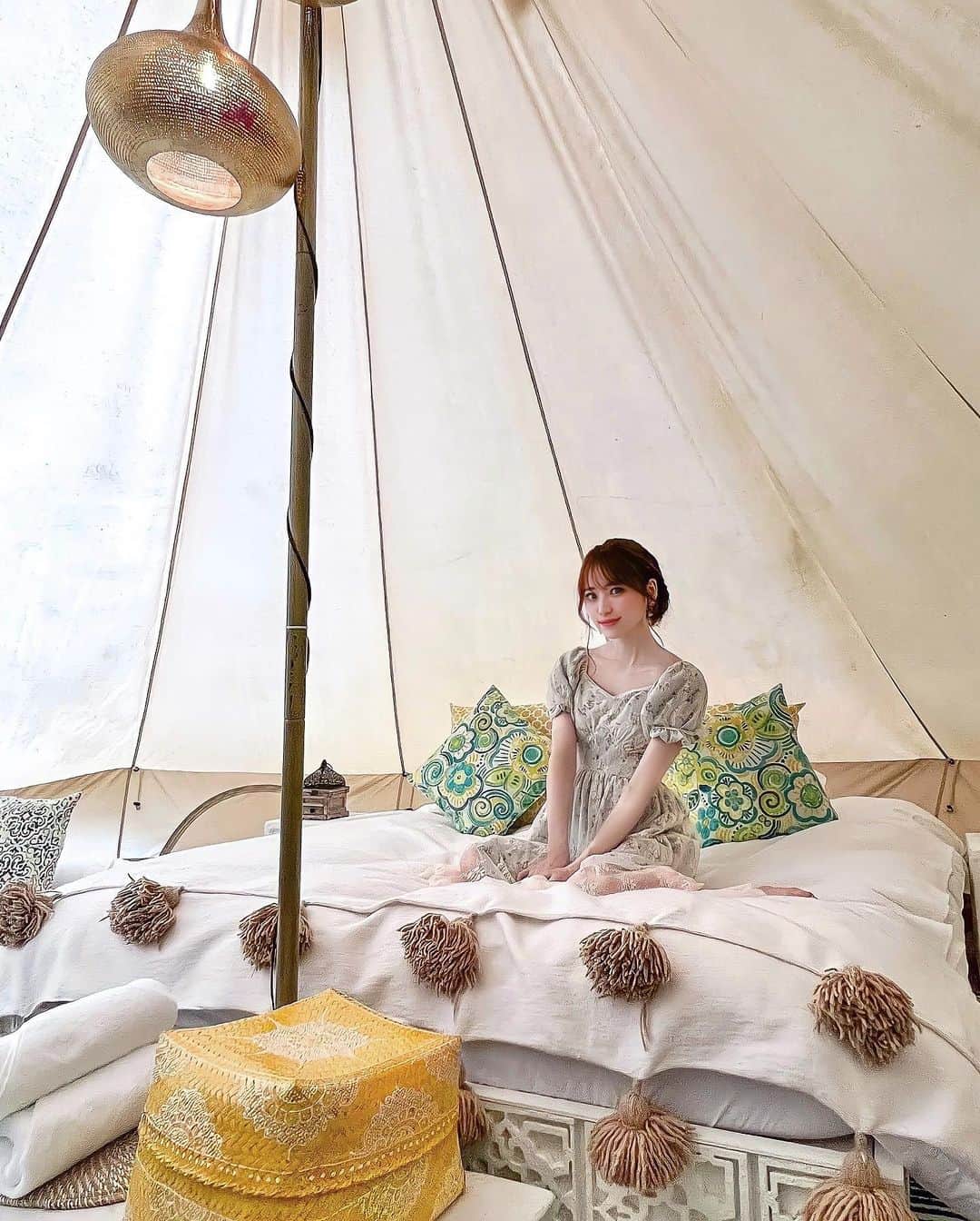 のインスタグラム：「初めてのグランピング  @fureai_glamping へ🛖 ・ モロッカンスタイル可愛かった🥰 ・ 中学からのヲタ友3人で行って (いつも家で推しの鑑賞会とかやってるから旅行はじめてw) アウトドア無縁な私達が頑張ったよ🤣 ・ BBQセット頼めたから食材用意しなくてよかったり トイレとかも綺麗で過ごしやすかった🙏✨ ・ ご飯食べ終わってから 陰キャは創作ダンスの授業が地獄って話とか 喋り方がついヲタク構文になる話とか あるあるすぎてほんと笑ったw ・ 陽キャは大抵ダンスうまいんだよね…いいなぁ🫠 ・ 星空すごく綺麗だったし 鳥の声とかも癒された🫶🏻‎ ・ ワンピは @sweemy_closet  見た目よりかなりらくちん 部屋の雰囲気に合わせてみたよ🦜 ・ あとは皆で承太郎Tシャツ わざわざ買って着てくれてた…嬉しい😭❤️‍🔥 ・ プチ冒険気分味わえました🧌 ・ ・ ・ ・ ・ ・ ・ ・ #西多摩 #西多摩郡檜原村 #西多摩郡 #西多摩グルメ #旅行 #旅行コーデ #女子旅 #女子旅行 #テント #キャンプ #トリドリベース #グランピング #テントサウナ #東京グランピング #東京キャンプ #プライベートサウナ #glamping #pr #sweemy_dolls #sweemycloset #ootd #onepiece」