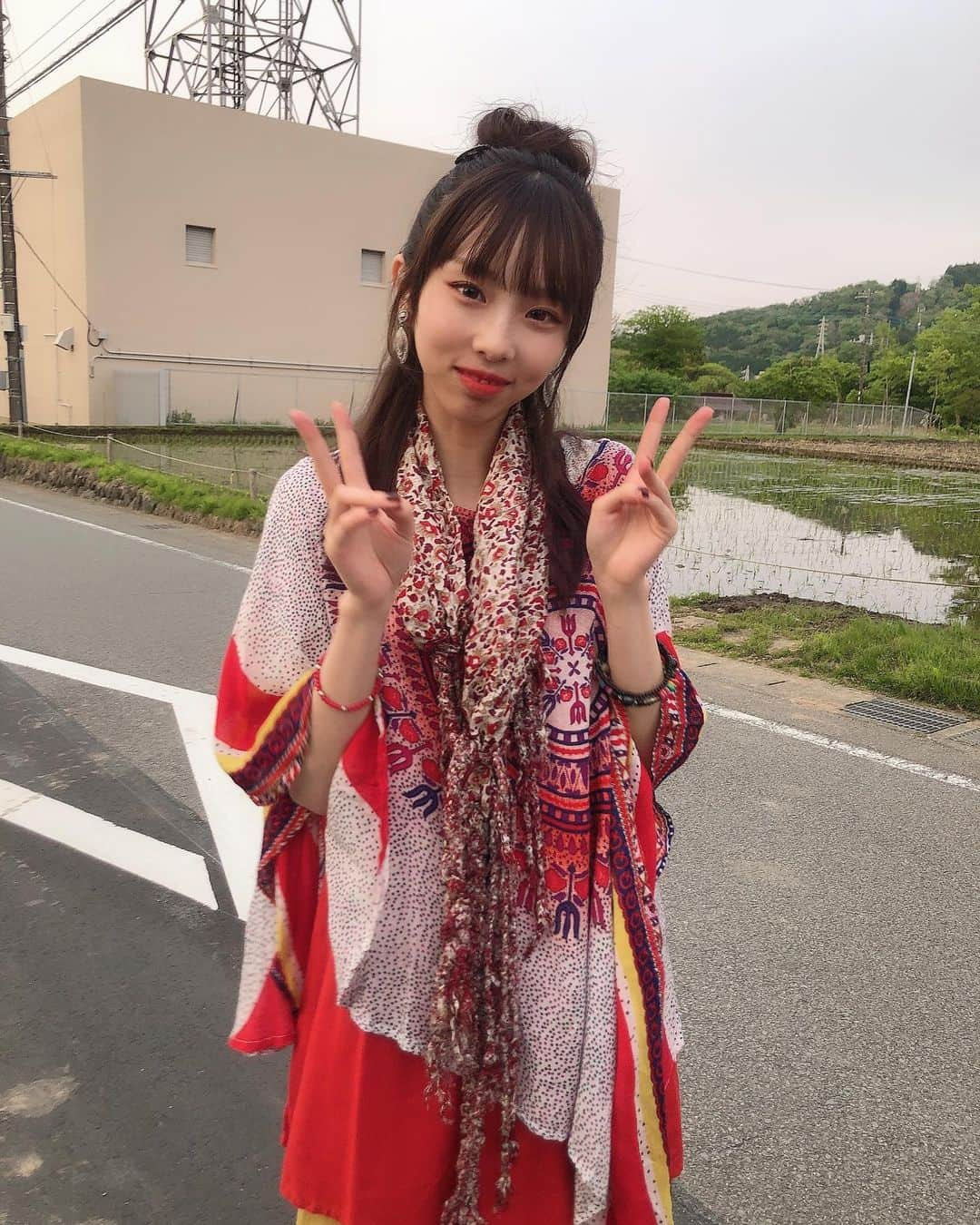 岡田梨奈のインスタグラム：「この様な服、中々着る機会ないのですごく新鮮☺︎  ドラマakb48の歌明日19時半から放送されます。  写真以外にもまだまだ色々なファッションで登場するのでそこもお楽しみに☺︎  #ドラマ #akb48の歌 #ヘビーローテーション #ひかりtv」