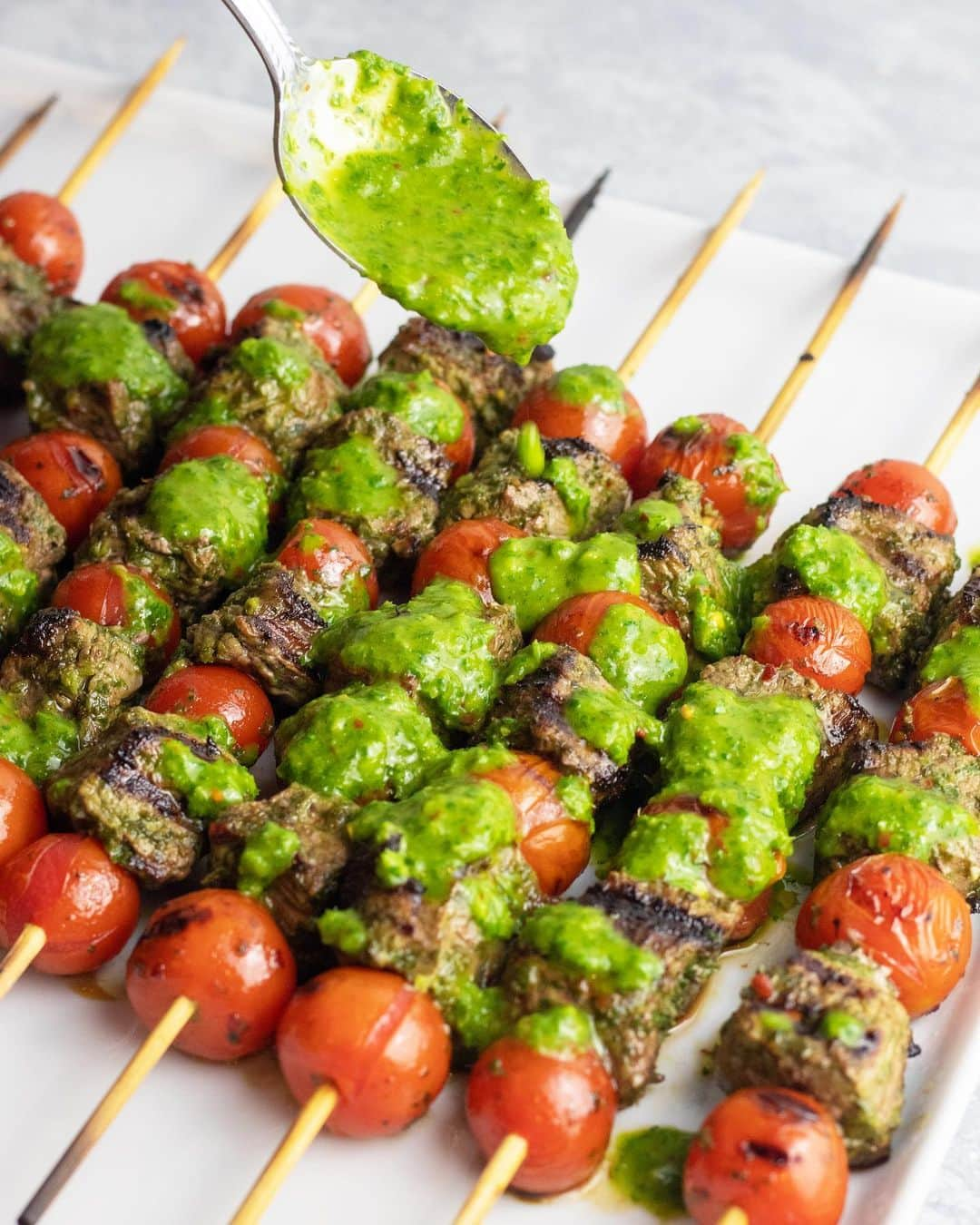 ジャーダ・デ・ラウレンティスさんのインスタグラム写真 - (ジャーダ・デ・ラウレンティスInstagram)「Planning on making these steak spiedini (aka skewers) for the 4th! The parsley sauce is so fresh & bright 😍 Perfect for a BBQ on a hot day! Recipe on @thegiadzy」7月2日 5時22分 - giadadelaurentiis