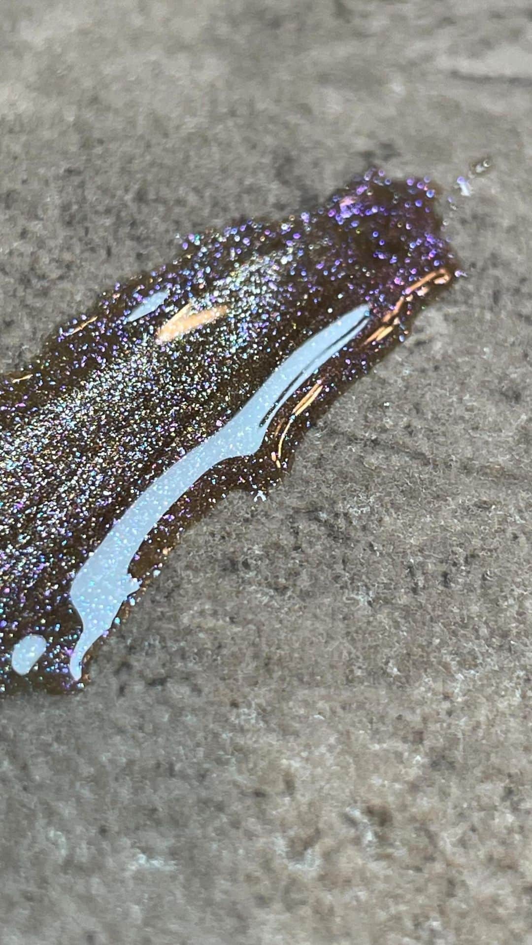 ??viviannail??のインスタグラム：「@naility_official  新色マグネット/フォルム作り ぷっくりジェルで付け替えLIVE💅🏻　  質問でお話しした、 机をオーダーで作ってくれたのは 🌳@idewoodworking 🌳　  ✨集塵機は @aidelab_inc ✨  ▪︎使用カラー▪︎ 新色440番（一度塗り）→437（一度塗り）」