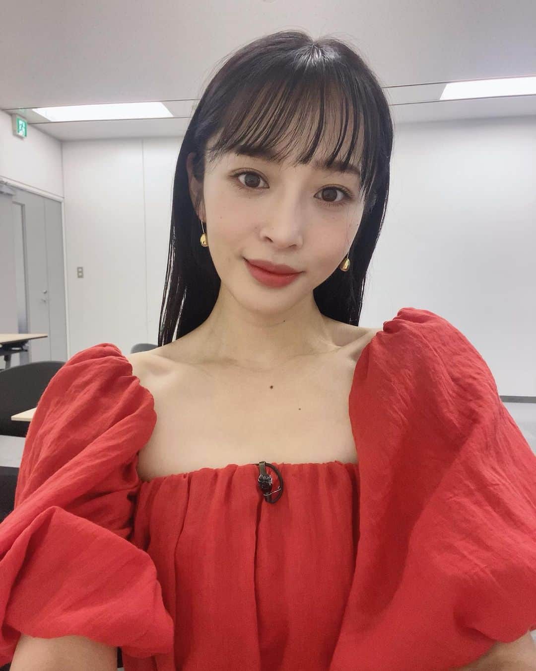 神部美咲のインスタグラム：「ストーリーに黒髪見納め宣言したところ 圧倒的に黒髪派が多かったんだけど。  色変えちゃうかも🥰 、、、いい？🥺笑  #黒髪  #金曜日 #週末はウマでしょ #恋んトス」