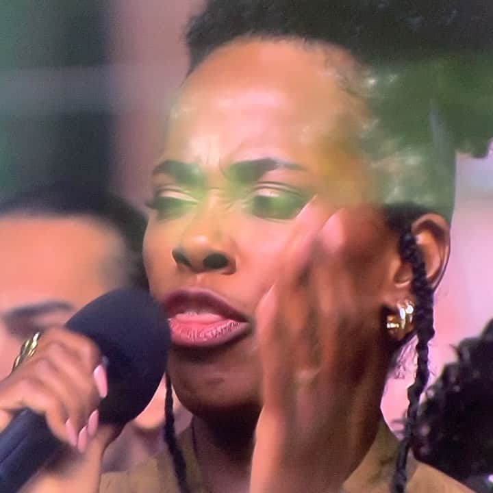 ジョヴァンカのインスタグラム：「🫶🏾“So I’m gonna stand up, take my people with me, together we are goin to a brand new home”  Zo mooi!! En treffend.  @iamnyassa @chelsea.m.l & @zo_gospelchoir ❤️🙏🏽 #1juli ⛓   🌍Tussen 1519 en 1867 vonden wereldwijd naar schatting 27.233 slaventransporten plaats. Tijdens deze réizen alleen al stierven ongeveer 3.000.000 Afrikanen. Let alone how many lost their lives after. And long after.. and still..Want ongelijkheid is nog altijd de wereld niet uit.」